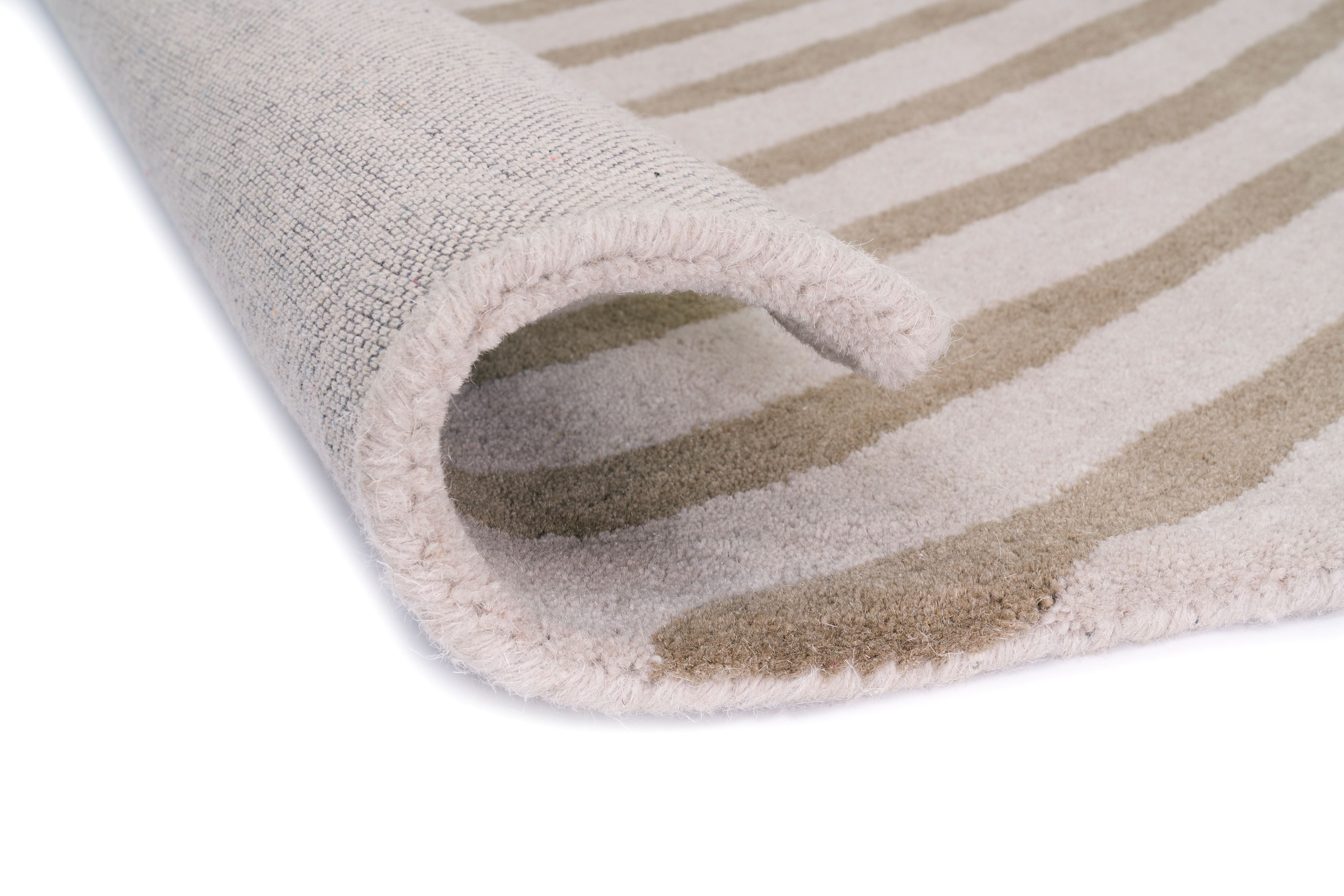 Bordure de tapis en laine bouclée, couleur crème, finition soignée. Tapis rayé taupe et crème