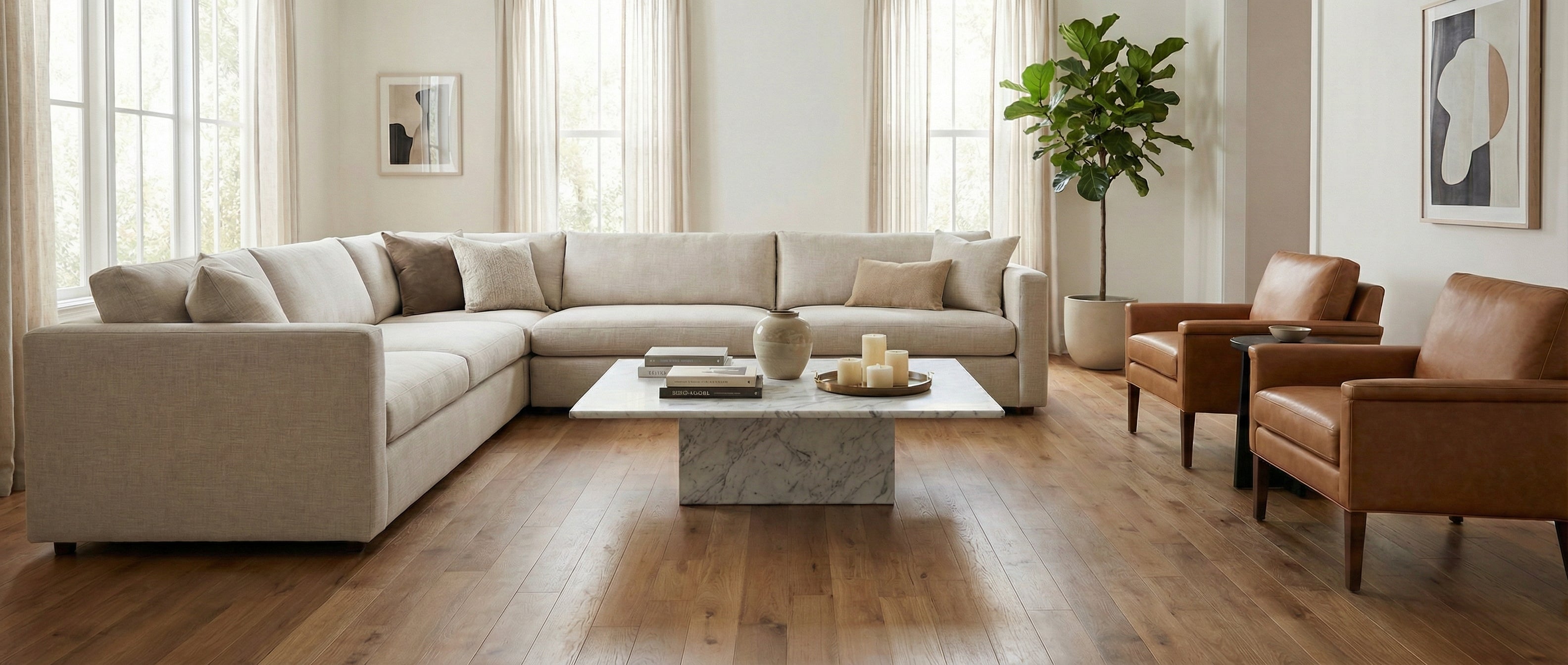 Pièce lumineuse, canapé clair, fauteuils cuir, sol bois. Espace vide pour un tapis rectangulaire, ambiance neutre