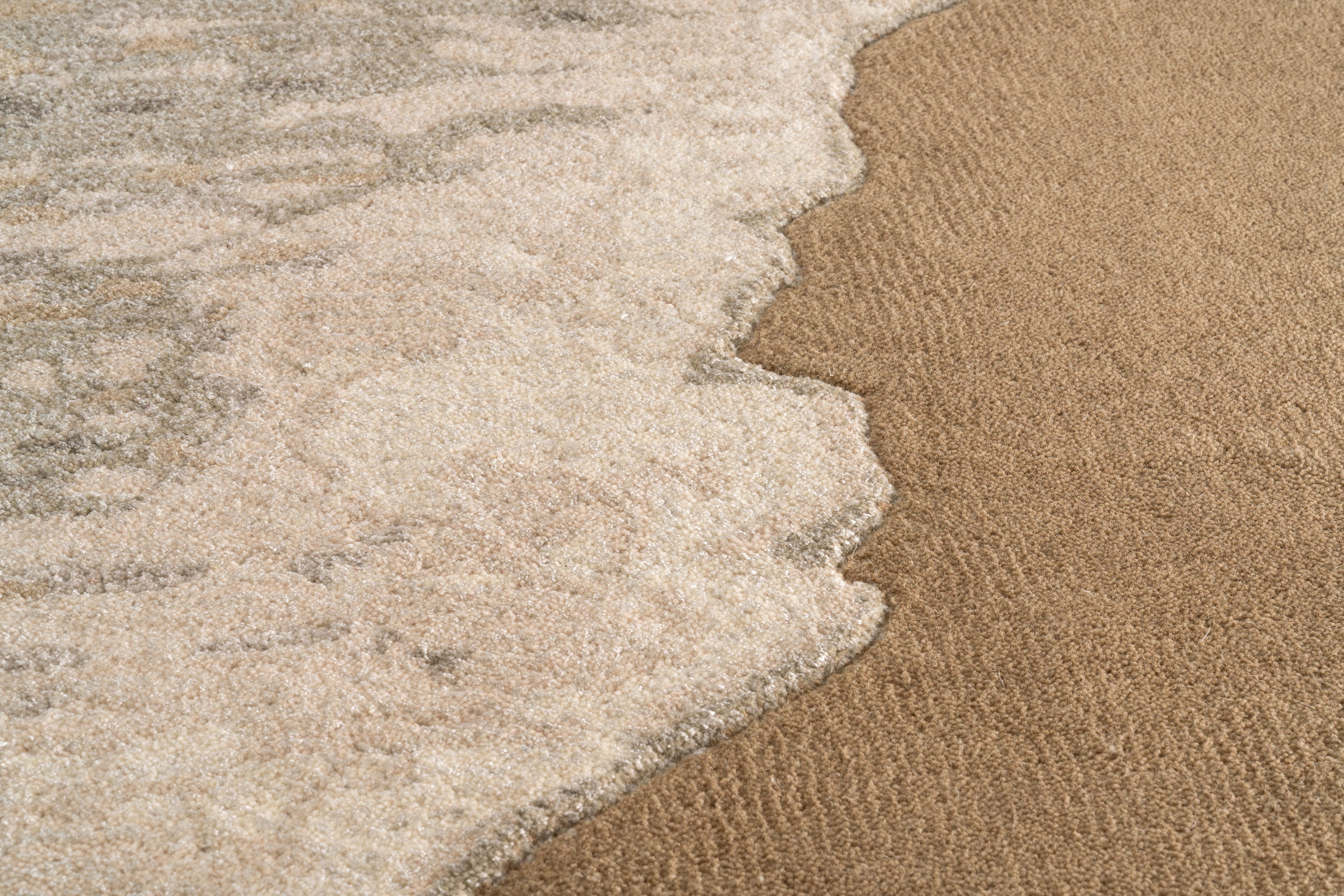 Tapis rectangulaire. Tissage dense, relief subtil. Aspect tactile doux, couleurs beige et marron clair