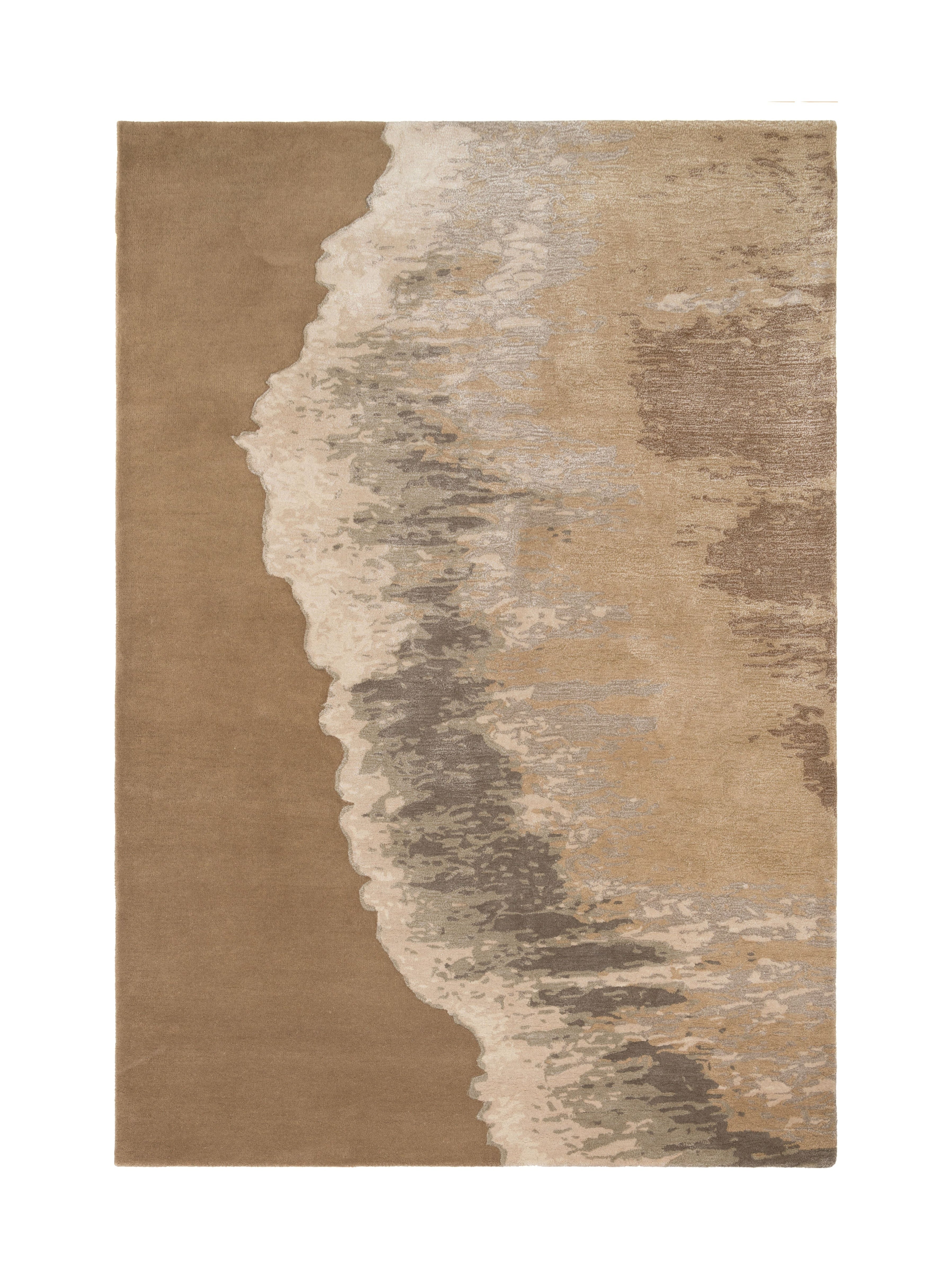 Tapis rectangulaire avec motif abstrait évoquant une plage, tons beiges, bruns et gris, ambiance zen