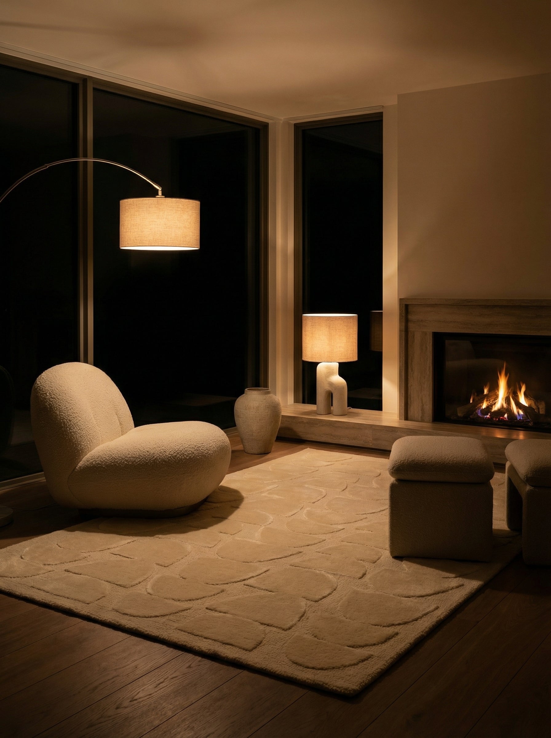 Tapis rectangulaire beige clair, motifs en relief, lumière chaude, ambiance cosy dans le salon