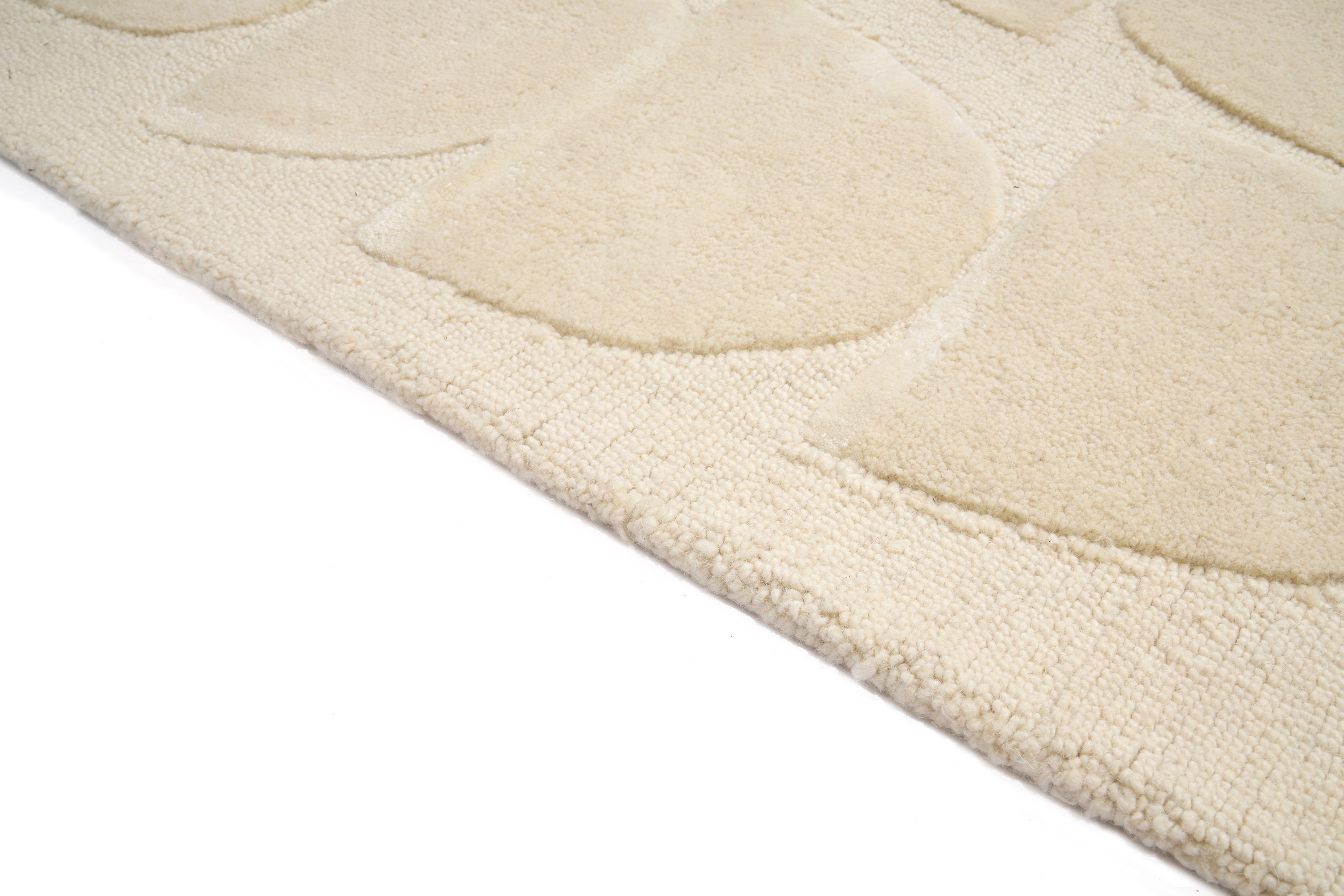 Tapis rectangulaire beige avec motifs sable. Finition de qualité, ambiance chaleureuse