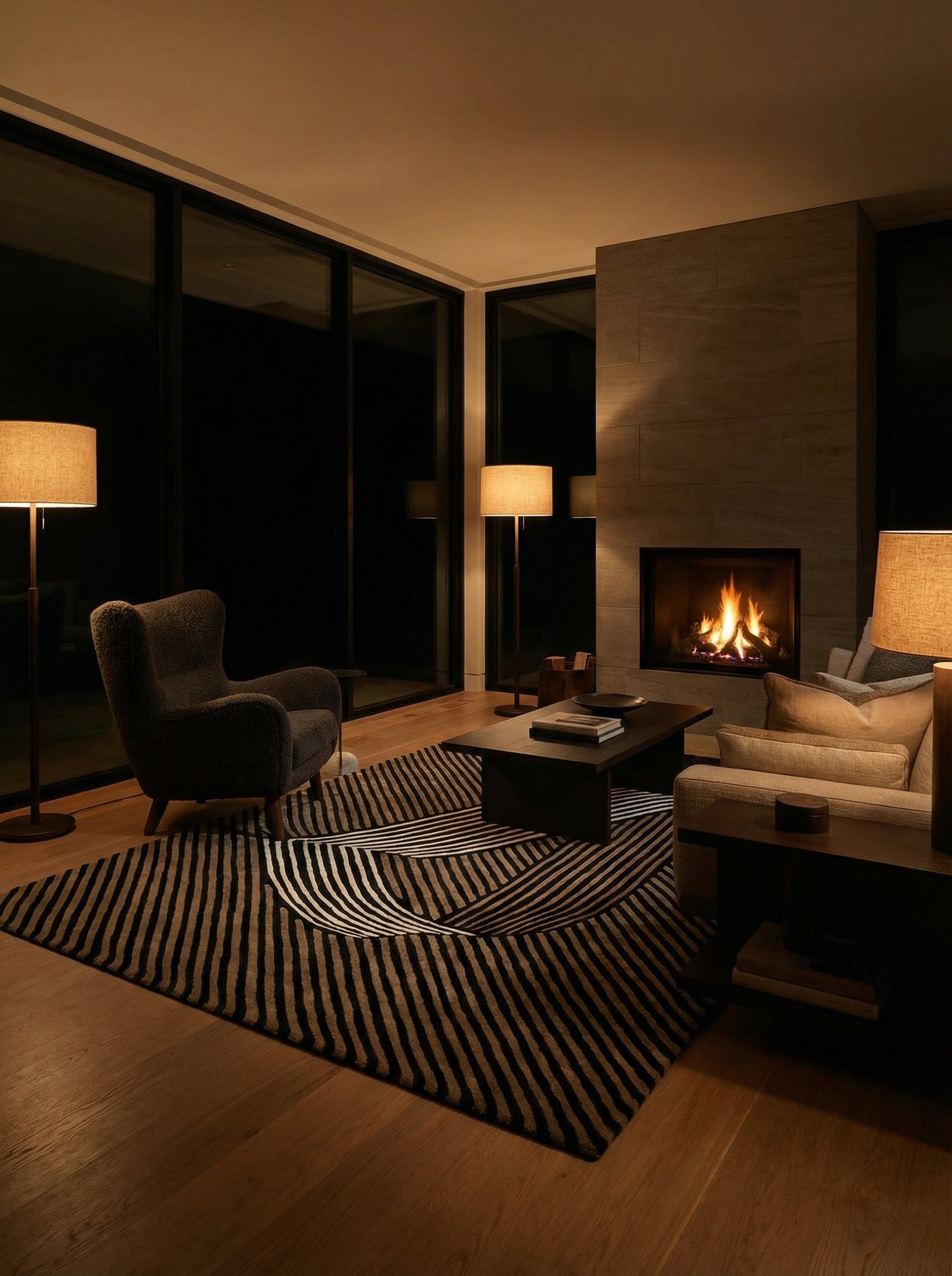 Tapis rectangulaire à rayures noires et beiges. Lumière chaude, ambiance cosy dans la pièce