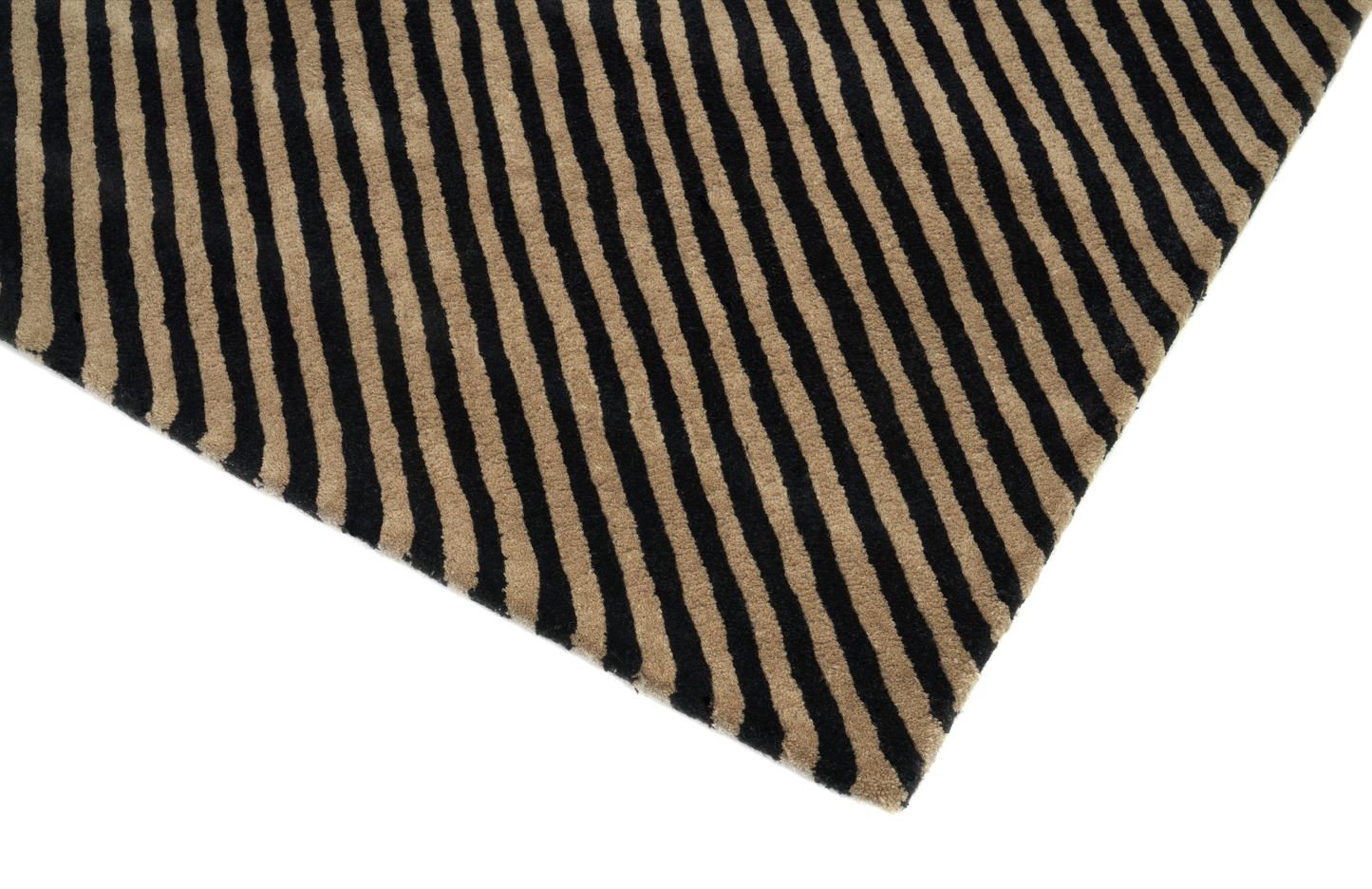 Tapis rectangulaire à rayures noires et beiges. Finition de qualité, ambiance chaleureuse