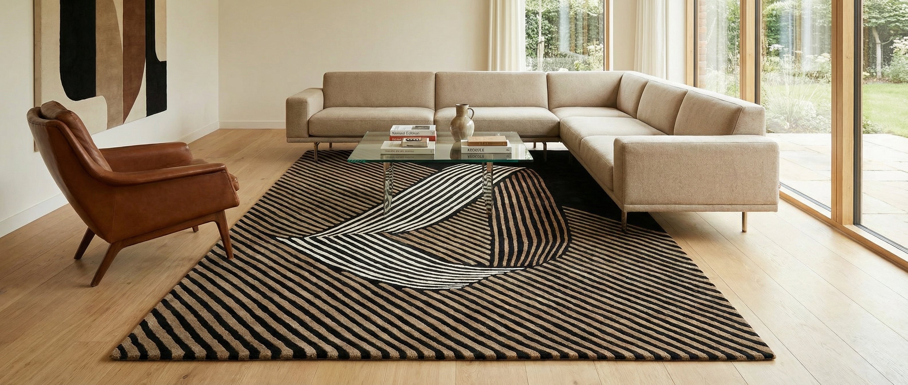 Tapis rectangulaire noir et beige transforme la pièce. Ambiance harmonieuse créée par les couleurs et le style