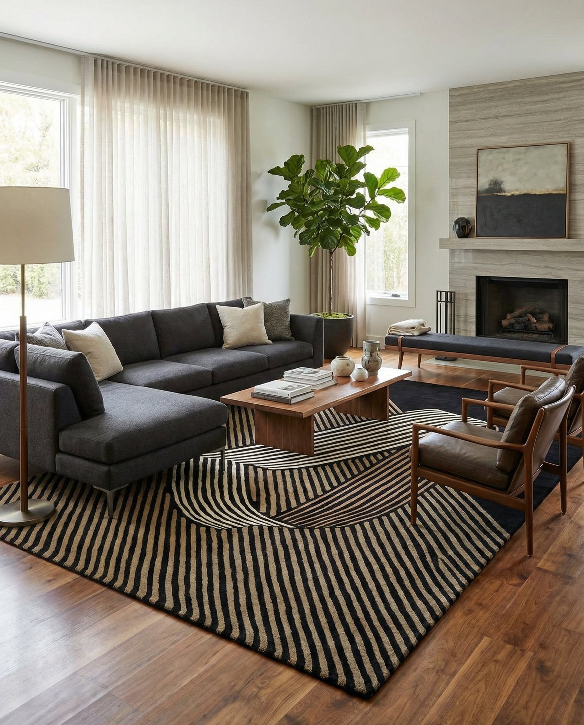 Tapis rectangulaire noir et beige, motifs linéaires. Il définit la pièce, crée une ambiance chaleureuse et contraste avec