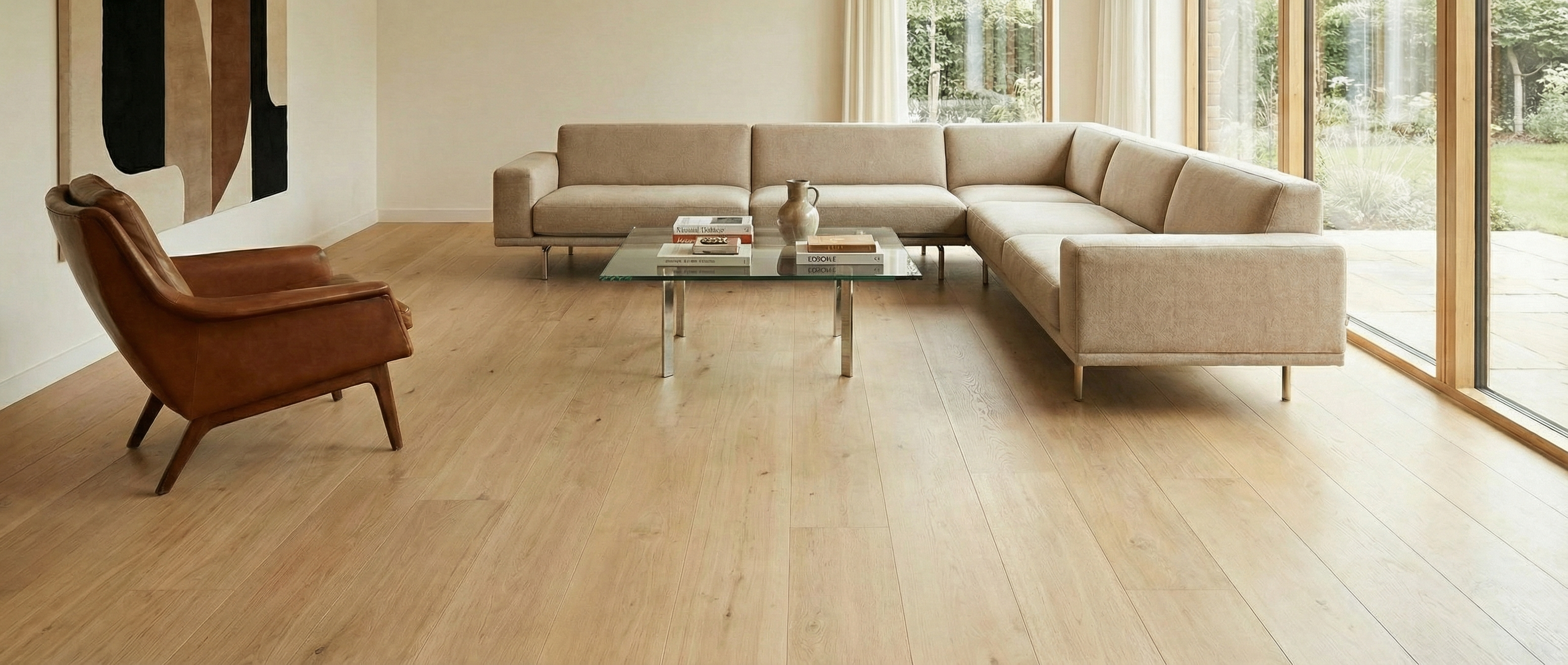 Pièce lumineuse avec canapé, fauteuil cuir, table basse, parquet clair. Espace vide pour un tapis rectangulaire. Ambiance