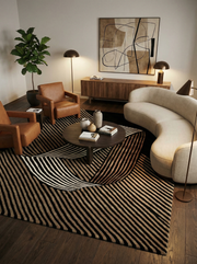 Tapis rectangulaire au design épuré. Rayures noires et beiges. Style contemporain. Ambiance salon moderne