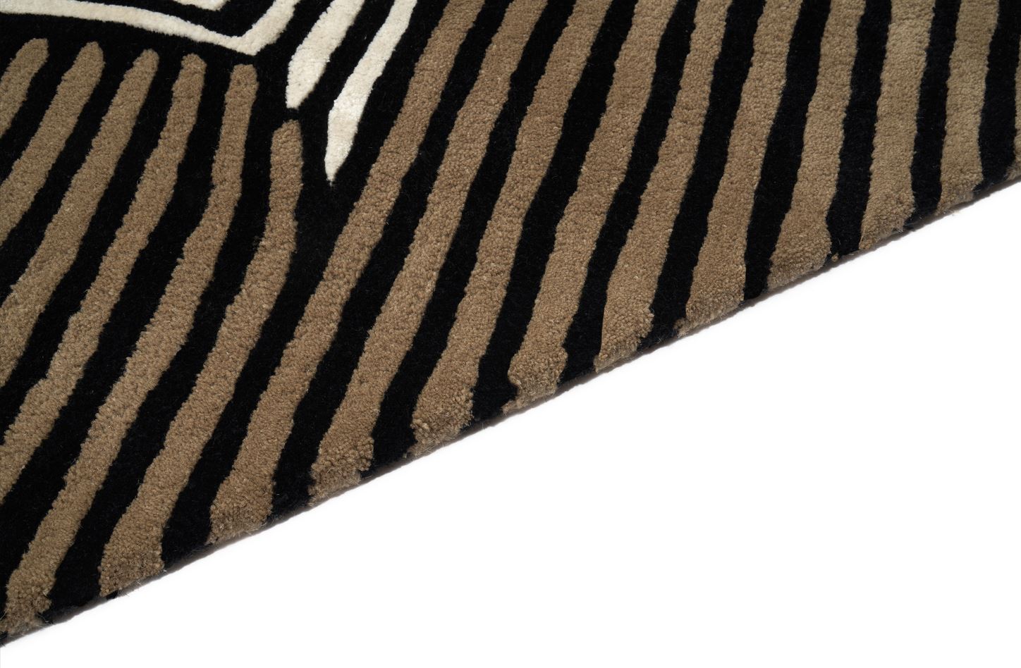 Tapis à rayures diagonales. Tissage touffeté, relief prononcé. Aspect tactile doux et texturé. Noir, beige et marron