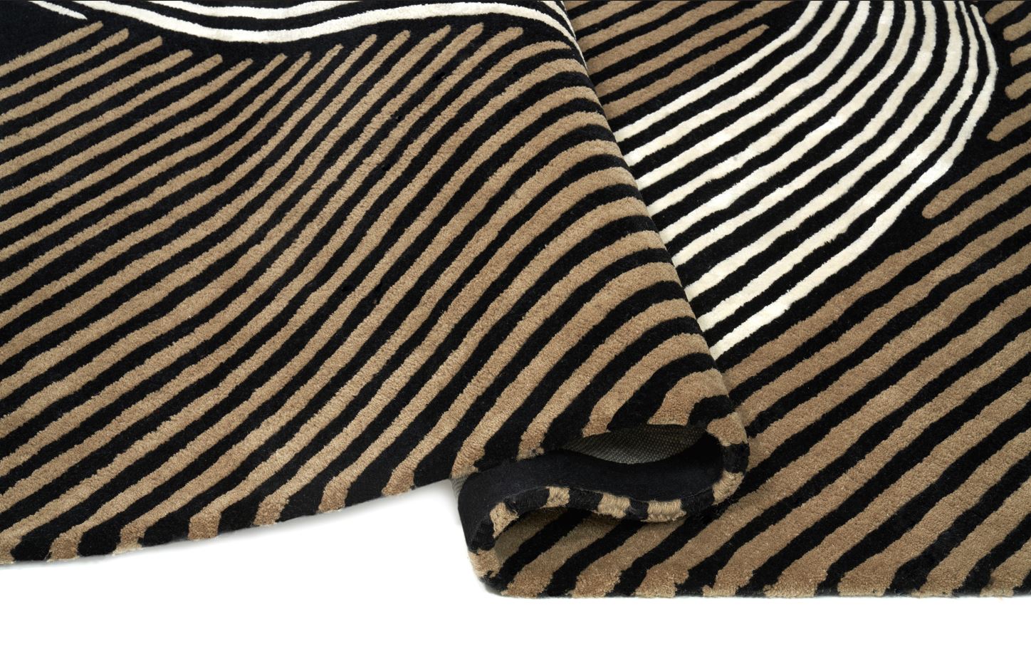 Tapis épais et dense. Moelleux et confortable. Rayures noires et beiges. Ambiance chaleureuse