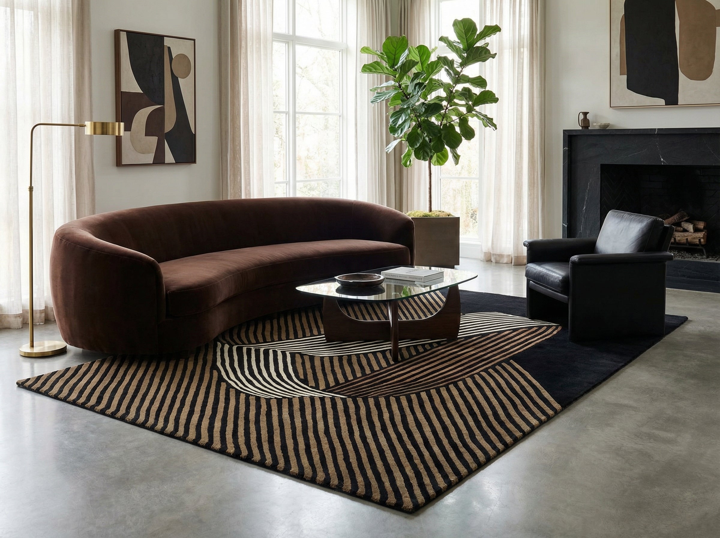 Tapis rectangulaire aux motifs graphiques noirs et beiges dans un salon. Ambiance chaleureuse et design