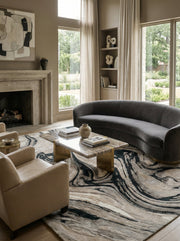 Tapis rectangulaire noir et beige, design épuré, style contemporain dans un salon moderne