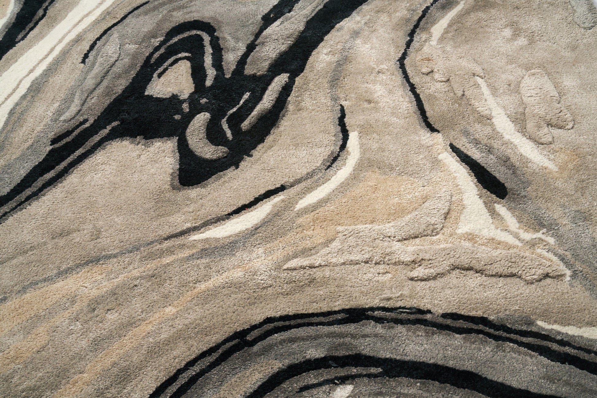 Tapis rectangulaire avec tissage texturé. Relief et aspect tactile. Couleurs neutres avec motifs noirs et blancs