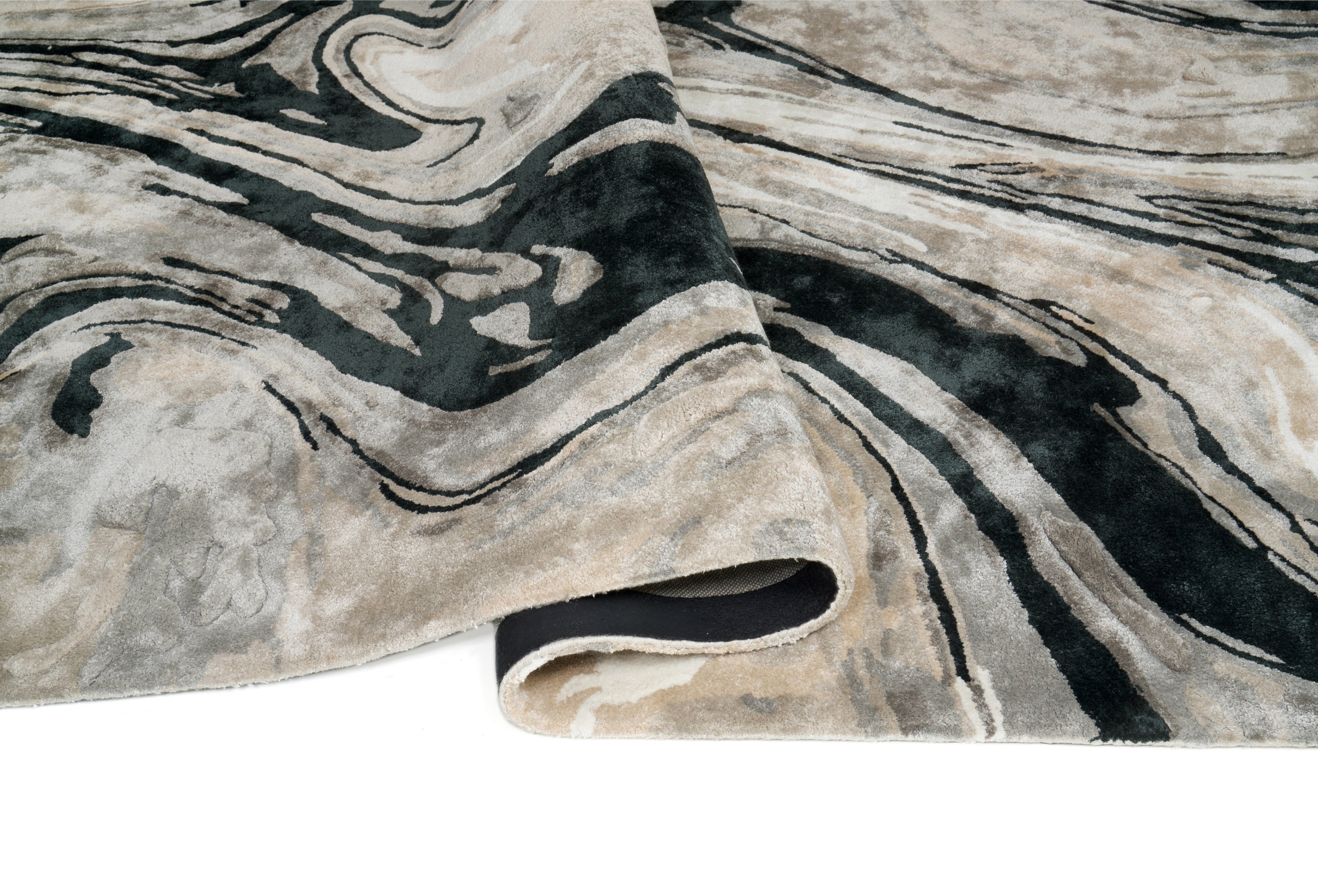Tapis rectangulaire, motifs tourbillonnants noirs et gris. Densité et moelleux apparents. Confort visuel