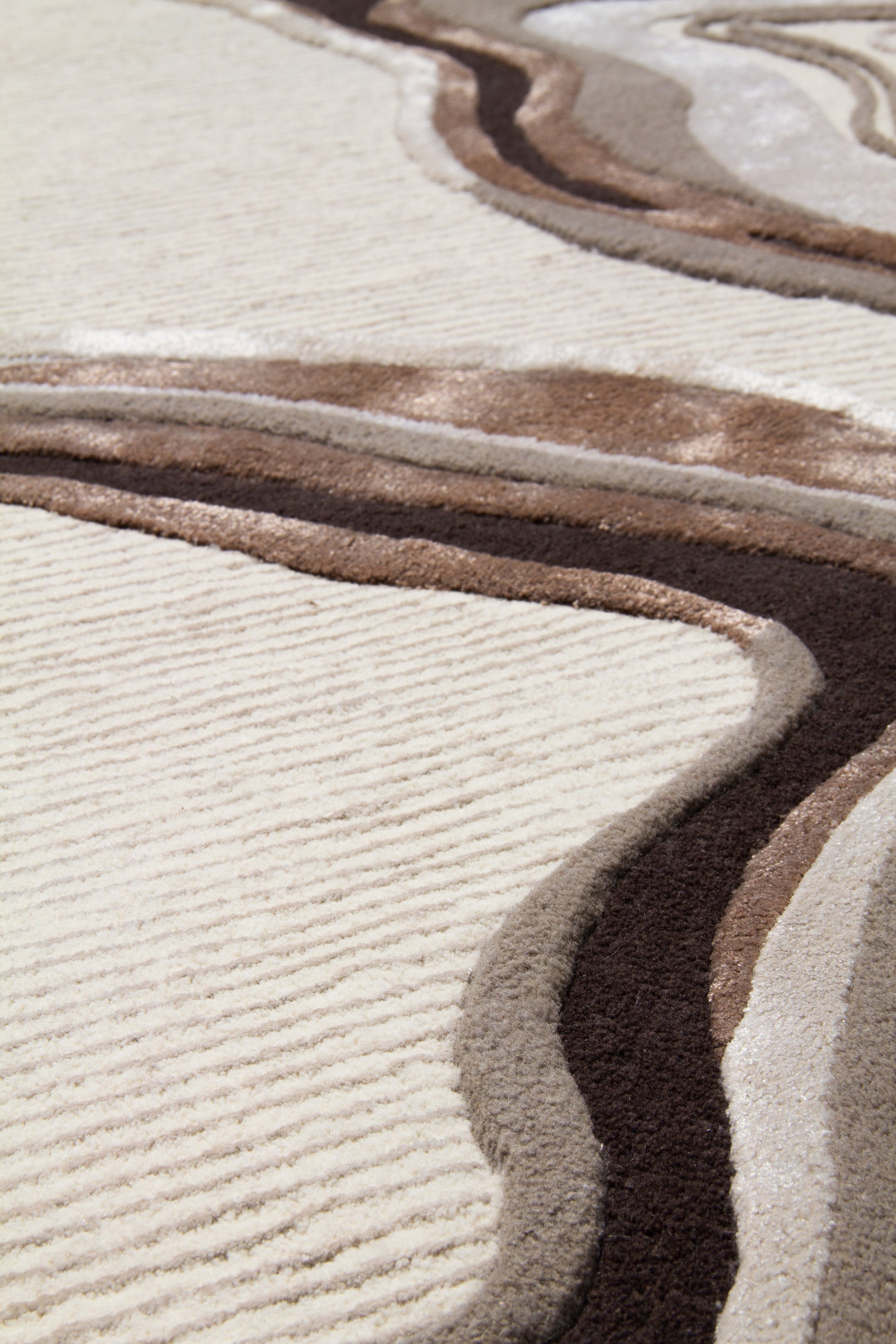 Tapis rectangulaire beige à motifs ondulés bruns. Tissage à relief, aspect tactile doux et texturé