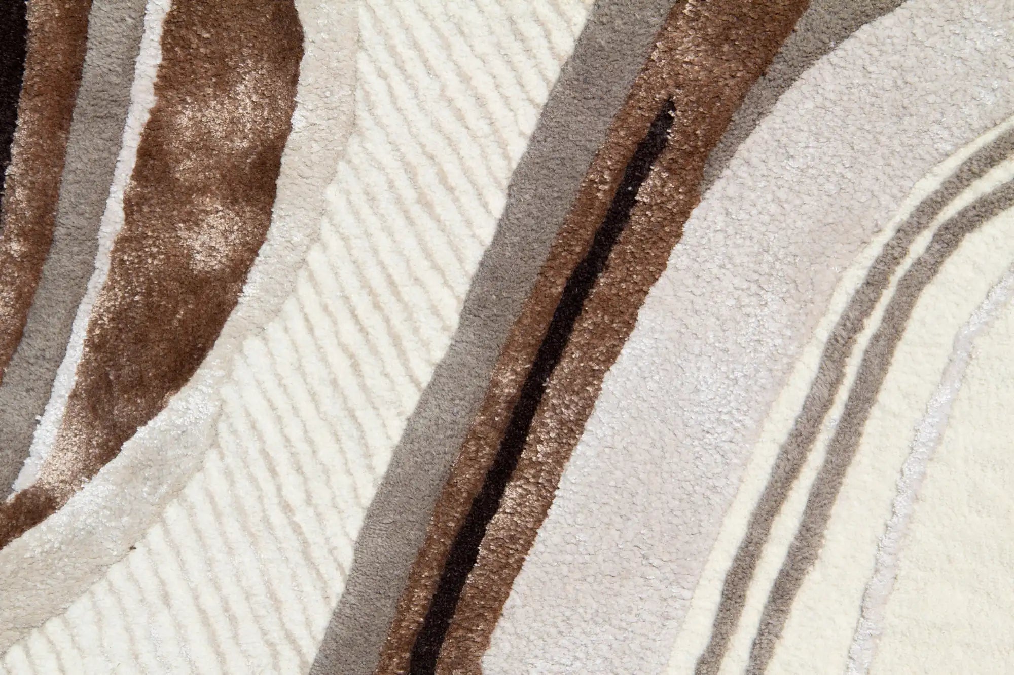 Zoom sur tapis beige à motifs ondulés bruns. Tissage à relief, aspect tactile doux et texturé