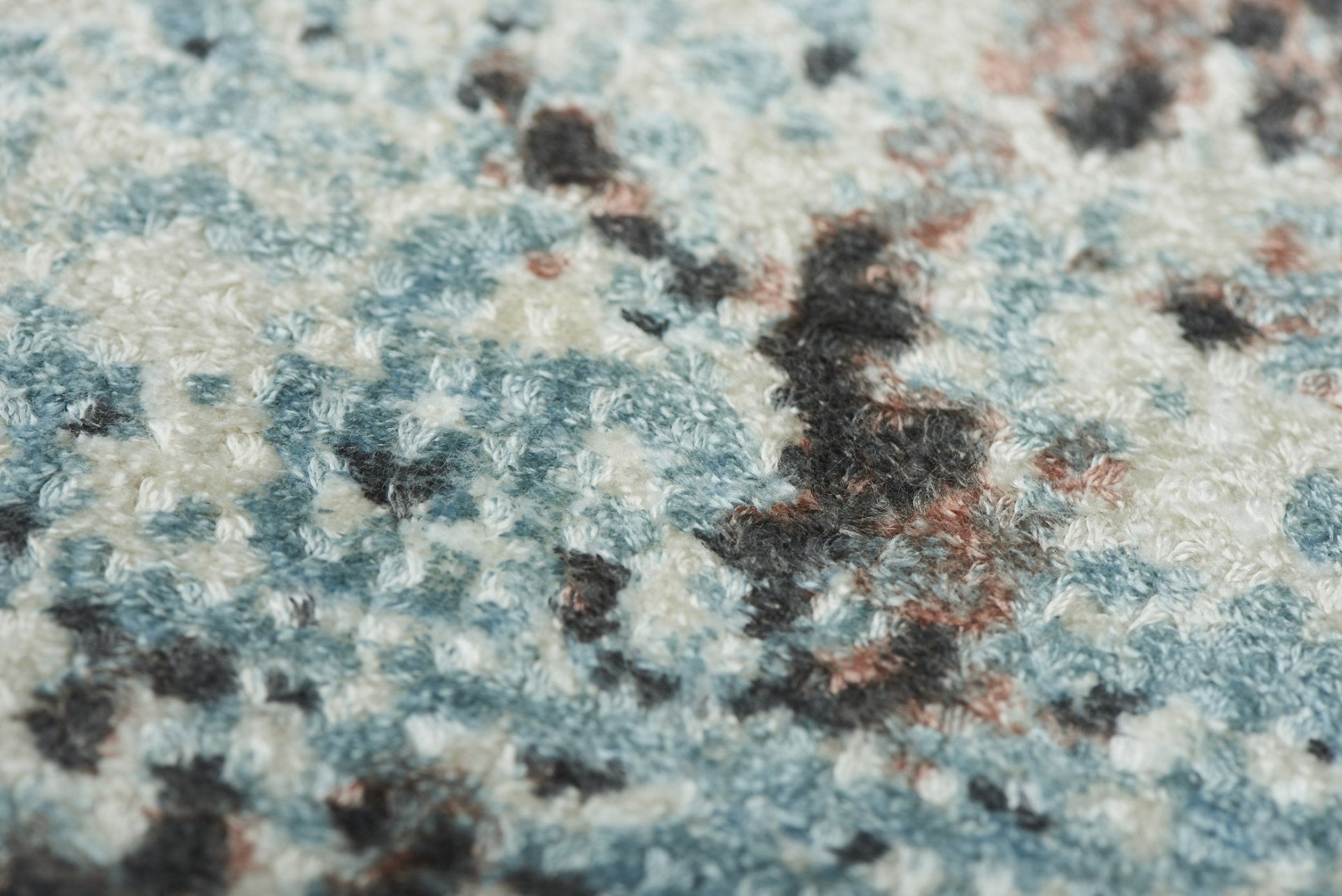 Détail texture du tapis Sintra Teal Peach, fait main et de forme rectangulaire. Tissage texturé avec fibres épaisses et couleurs variées.