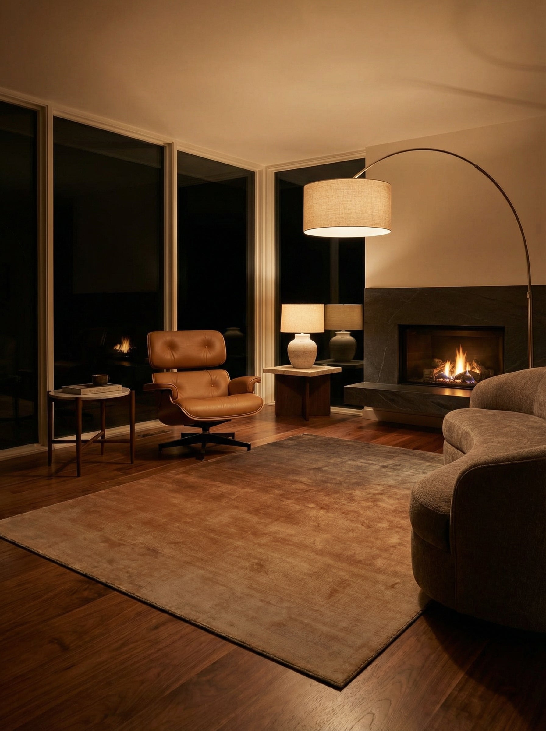 Tapis rectangulaire taupe dans une pièce à l'ambiance cosy, éclairage de soirée à la lumière chaude