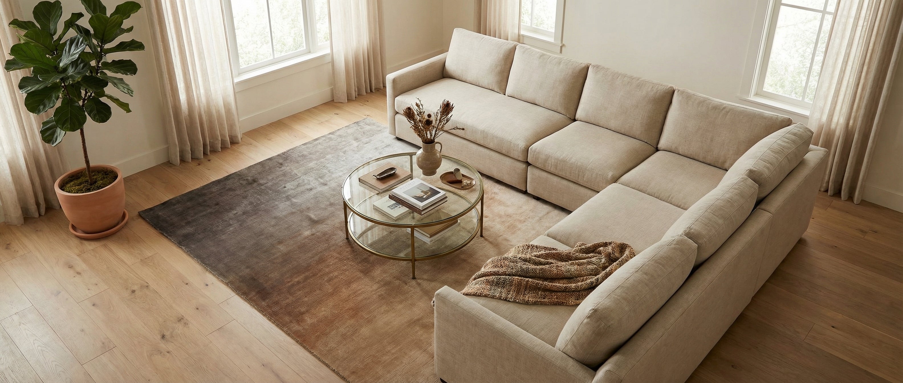 Tapis rectangulaire taupe transformant la pièce, créant une ambiance chaleureuse et une harmonie subtile