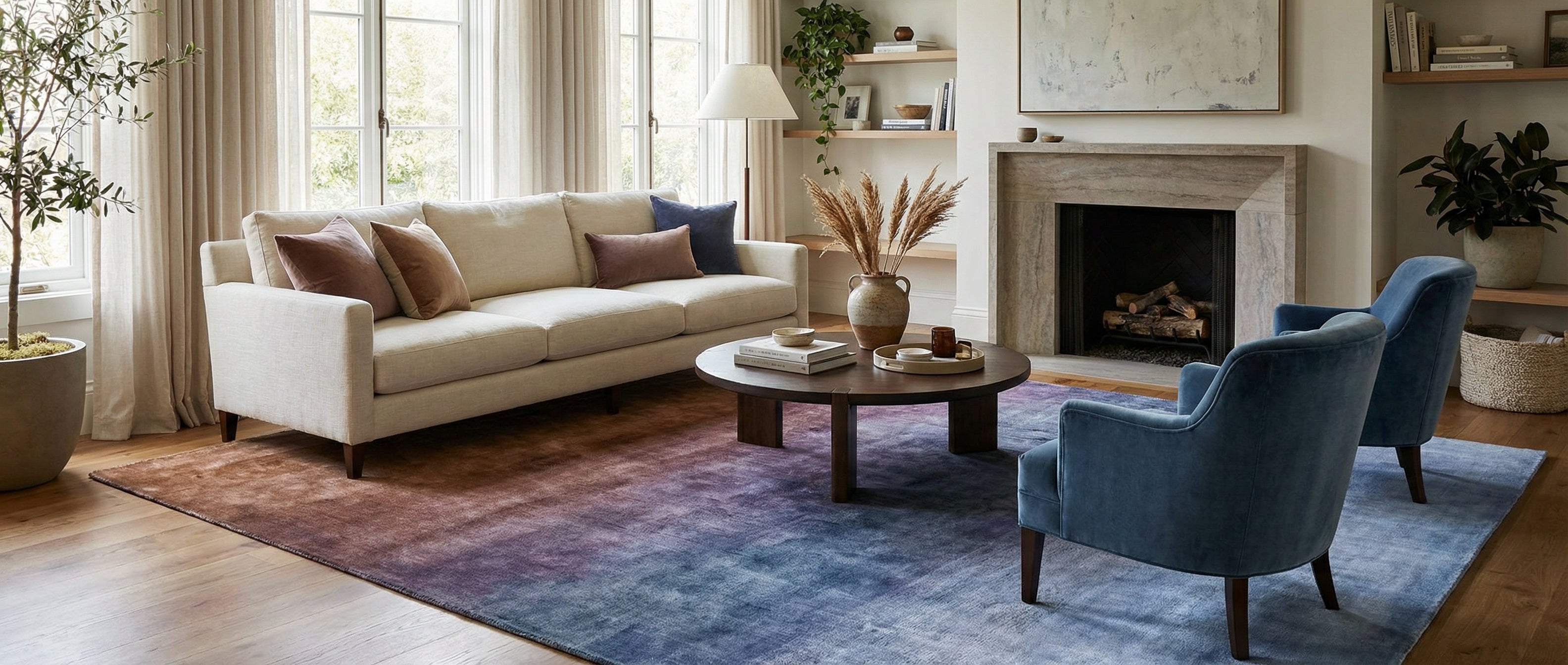 Le tapis rectangulaire transforme la pièce. Harmonie créée par les couleurs terracotta et bleu, ambiance chaleureuse