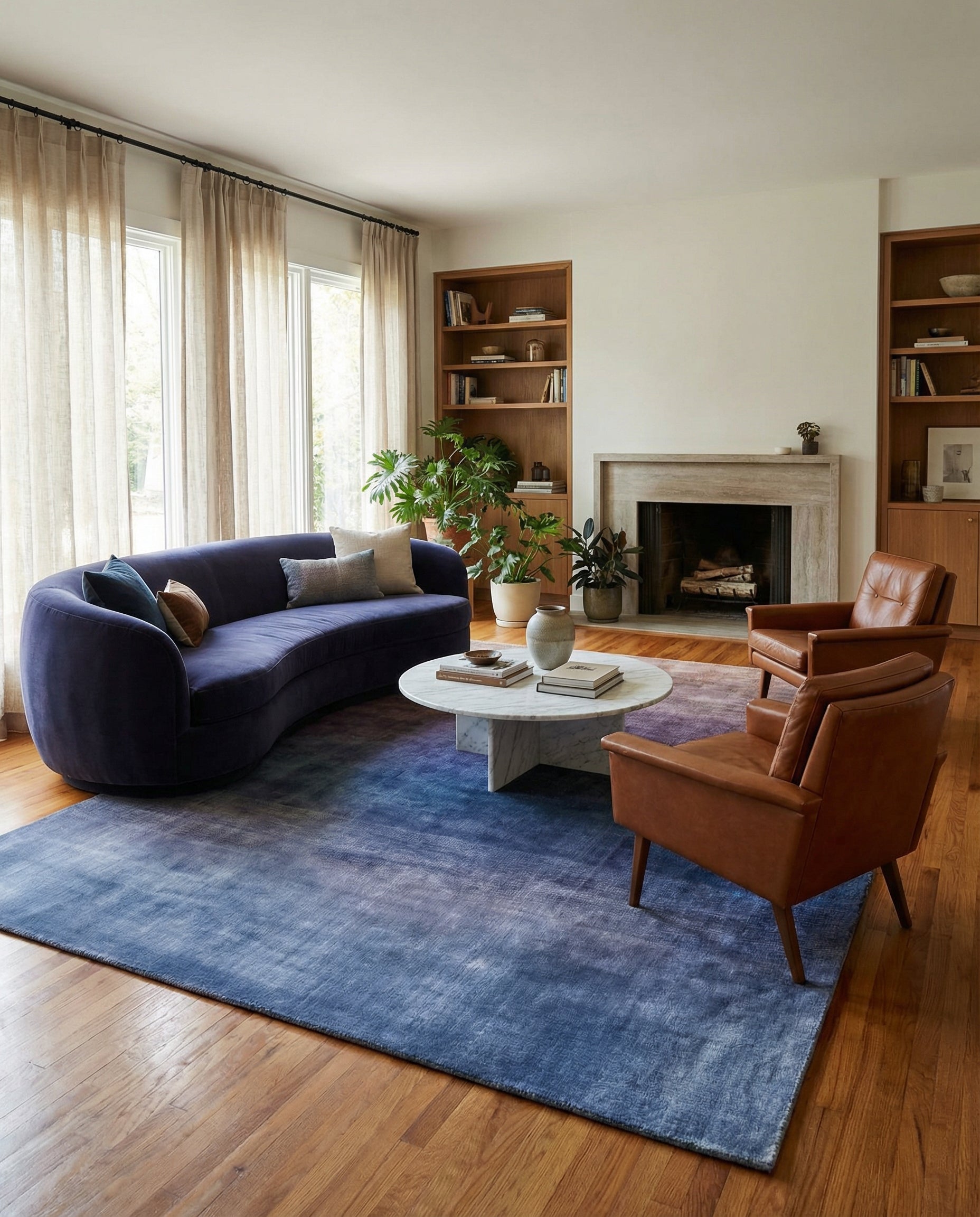 Tapis rectangulaire bleu et terracotta. Il crée une ambiance chaleureuse dans la pièce
