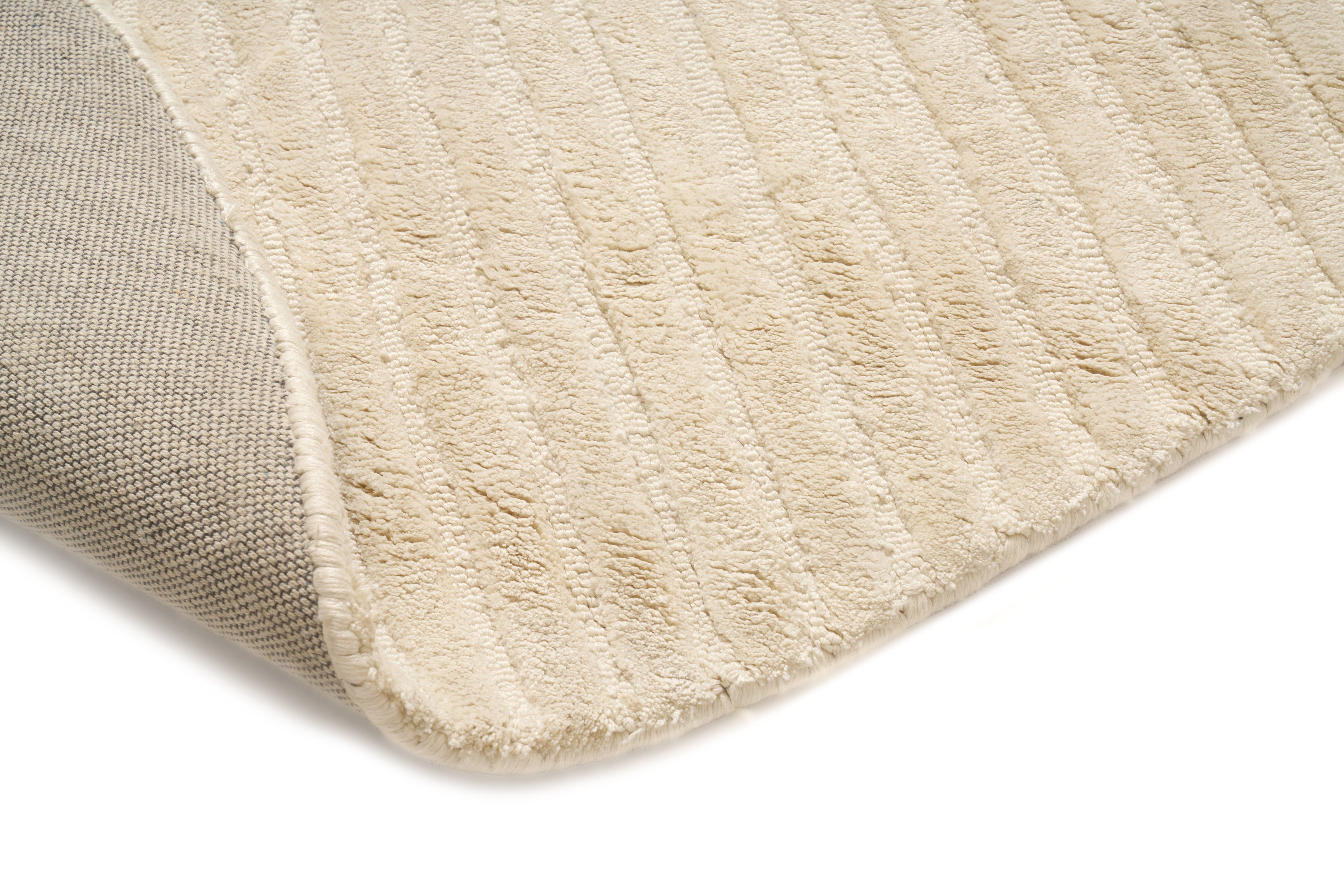 Bordure de tapis ivoire, finition soignée, de qualité. Type de tapis: pièce