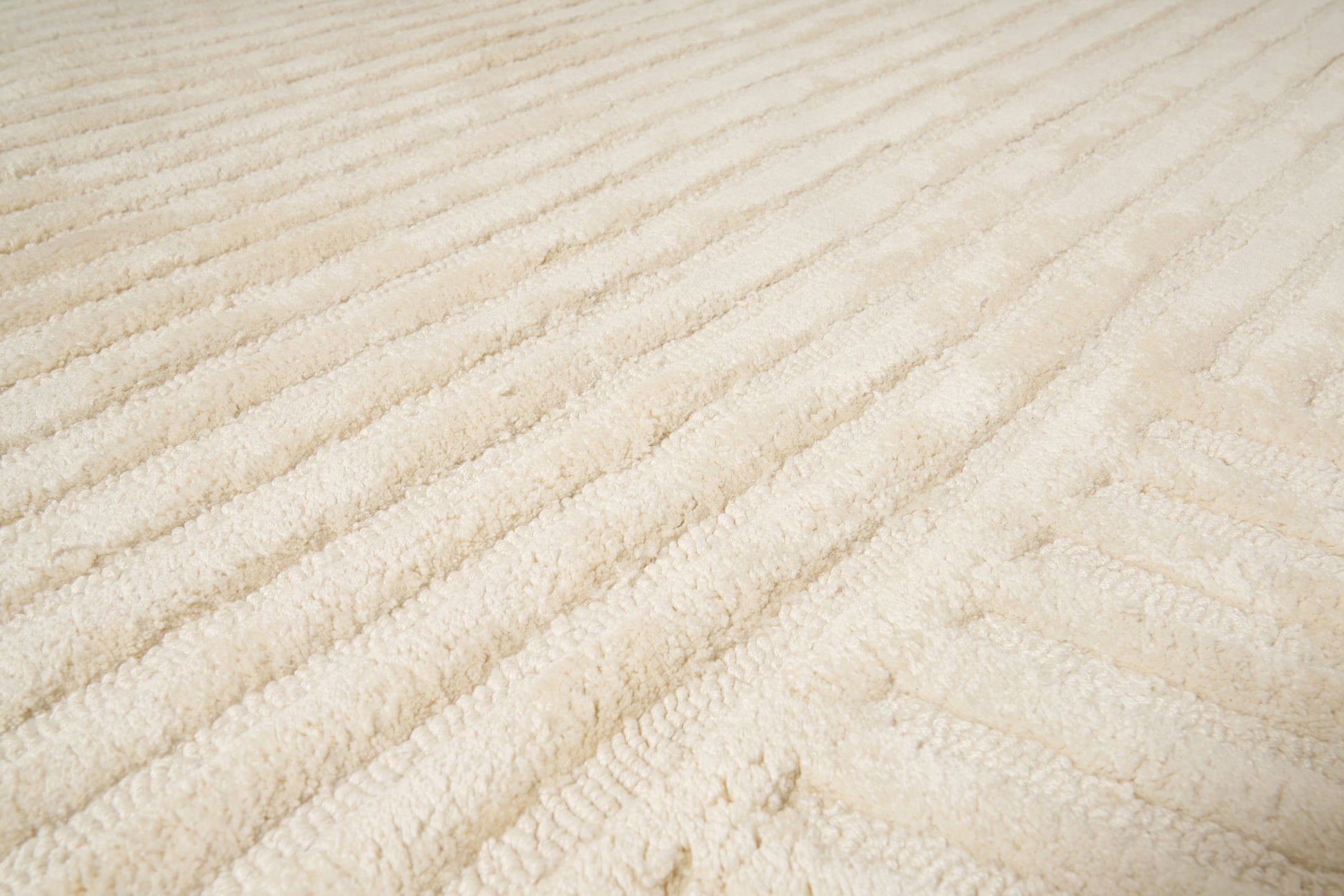 Type tapis, tissage côtelé, relief. Matière douce, couleur ivoire. Pièce décorative