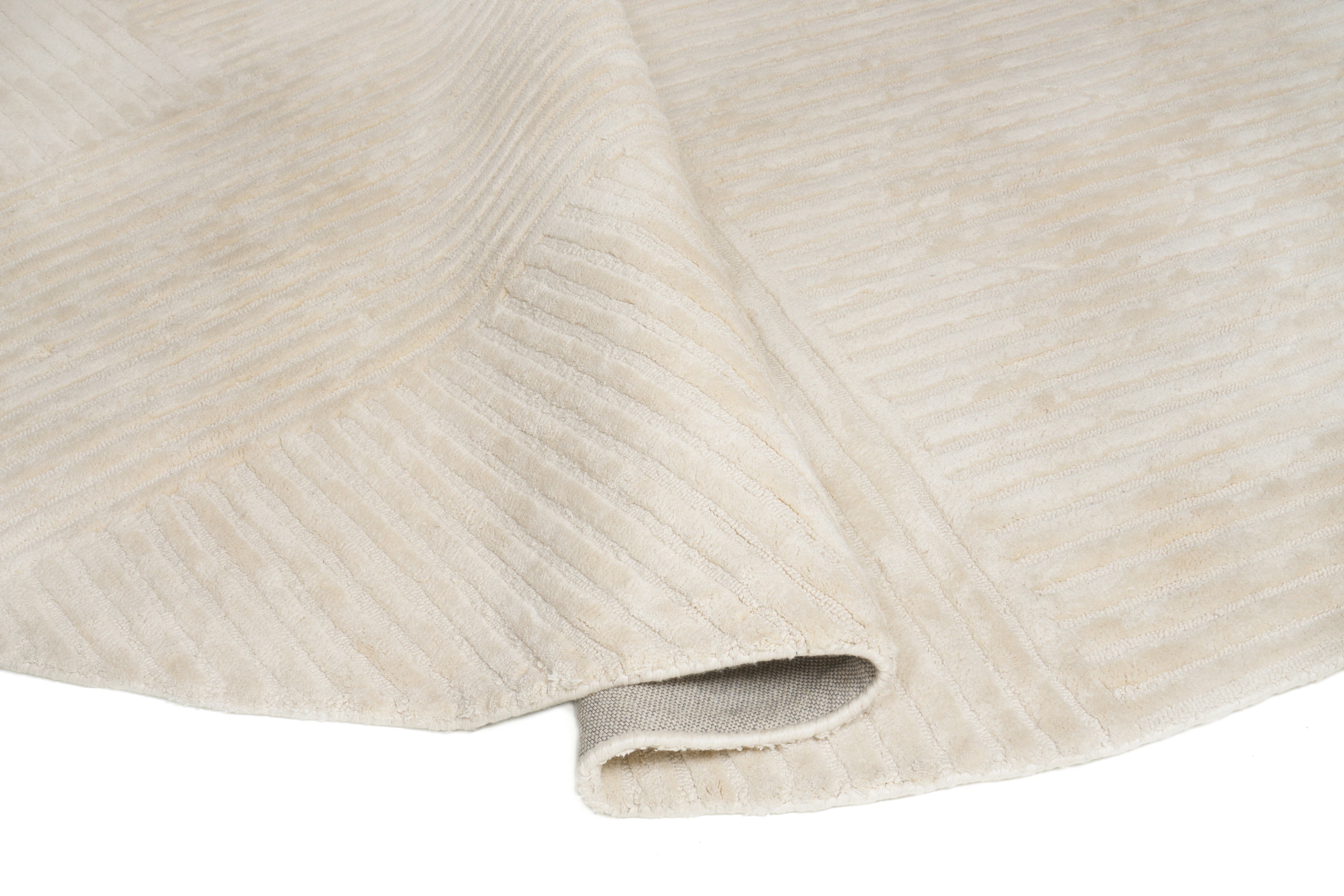 Tapis moelleux et dense, couleur ivoire. Confortable, type tapis pour pièce. Forme ovale