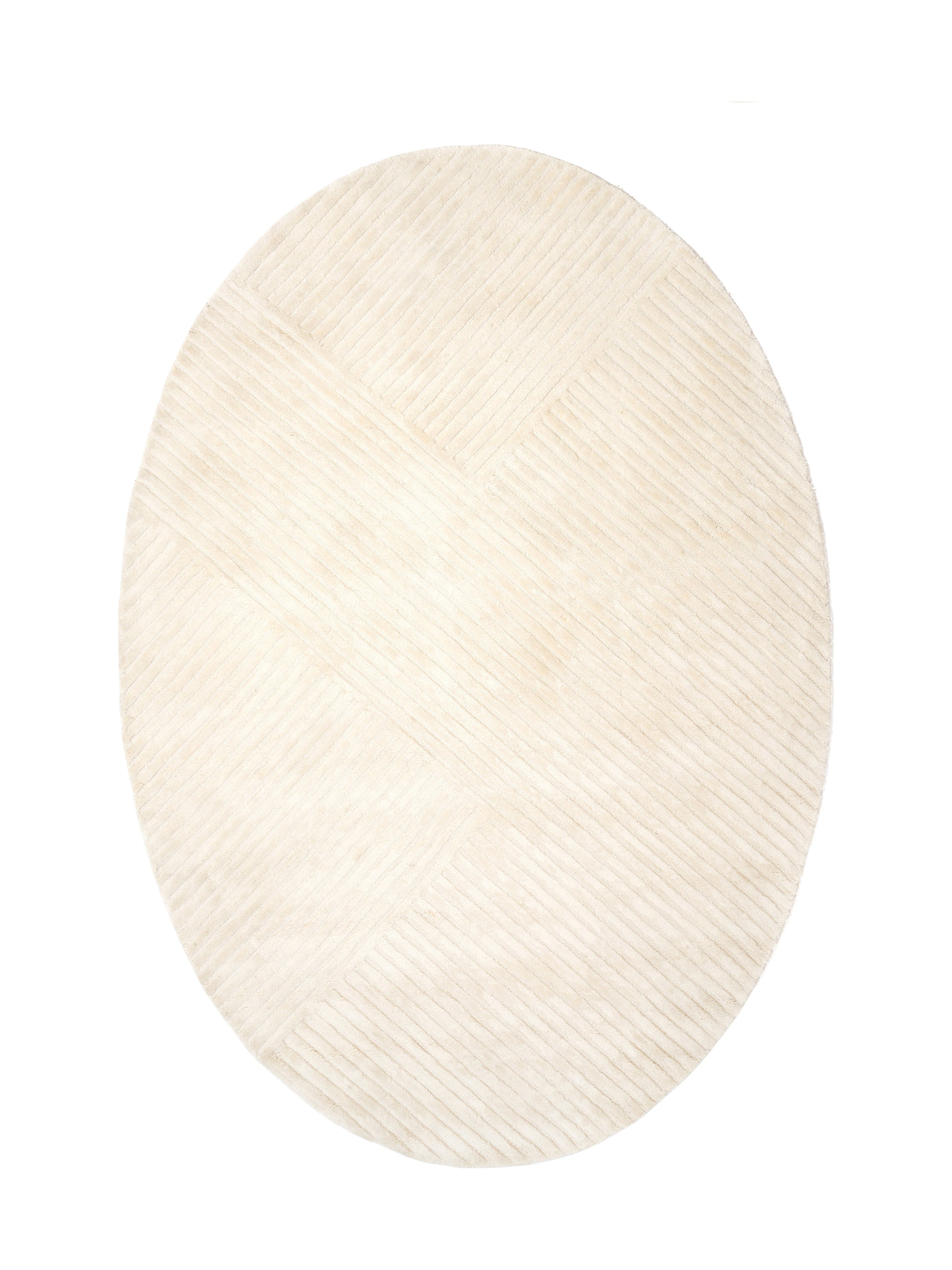 Tapis ovale de type moderne, couleur ivoire, motif géométrique.