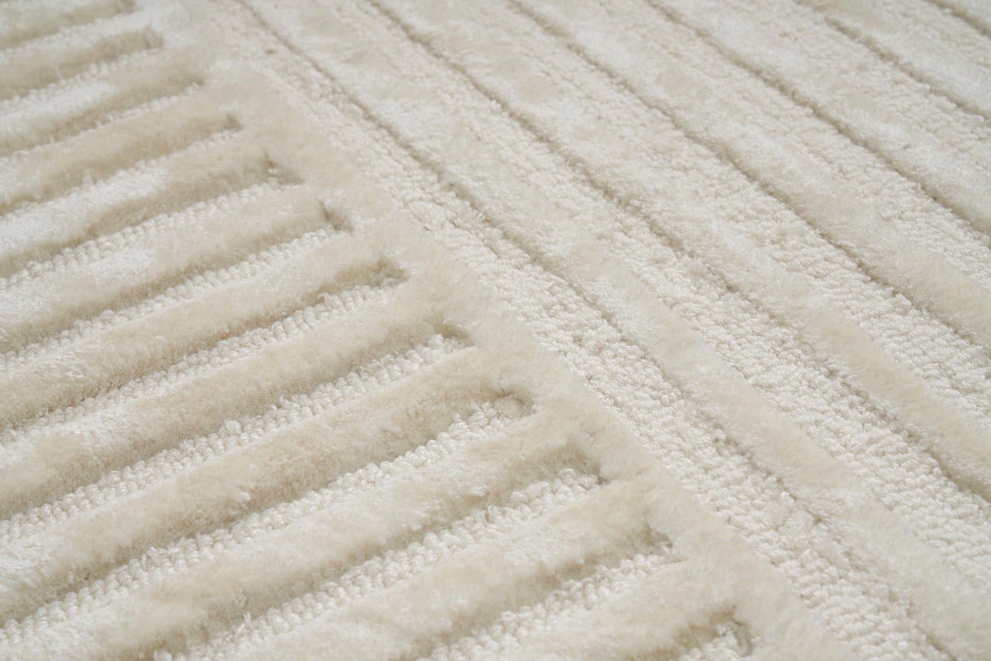 Tapis en viscose, tissage à relief. Type tapis, pièce. Motif géométrique. Couleur ivoire