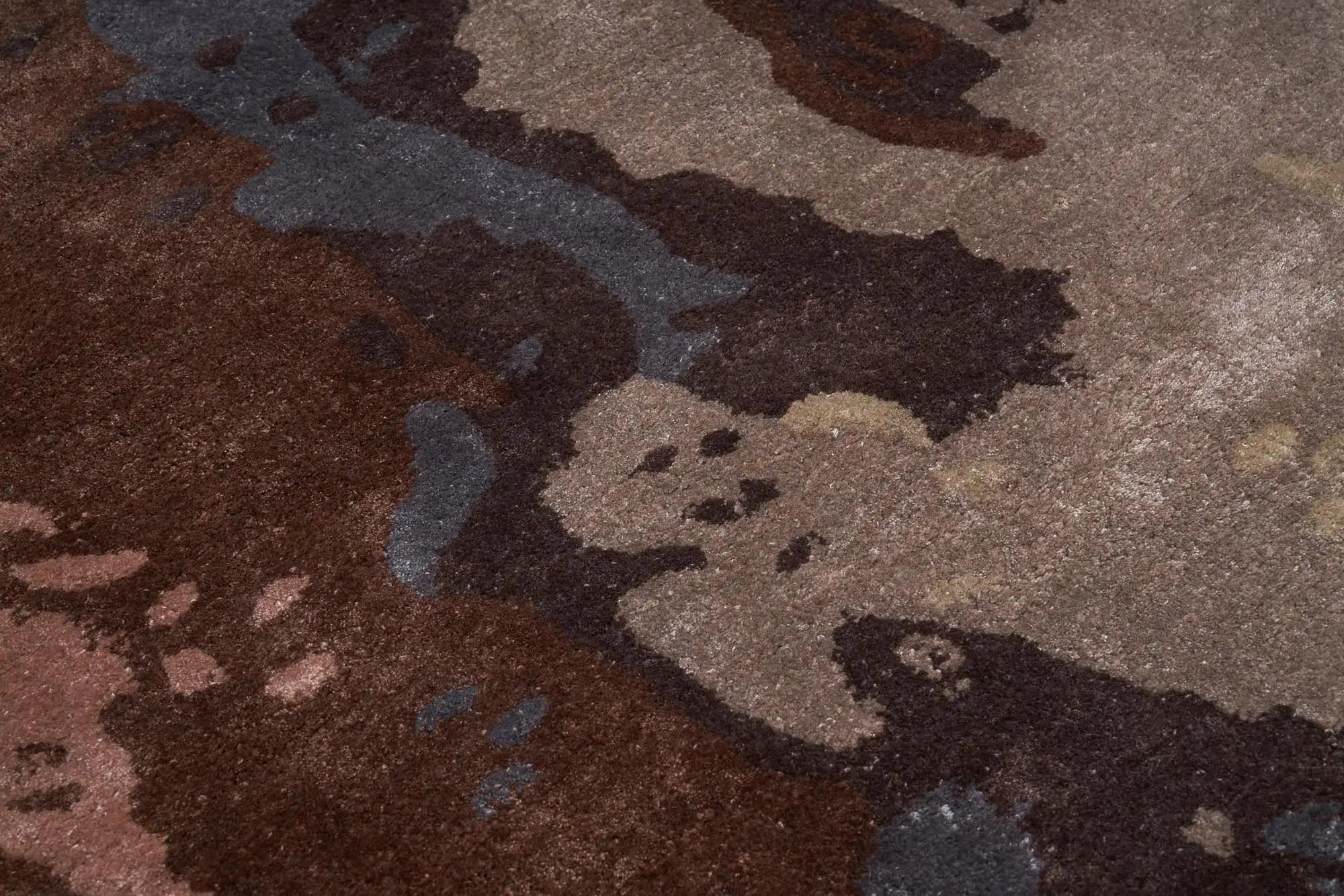 Alsana Purple : détail texture d'un tapis fait main en viscose, de forme rectangulaire. Tissage fin et fibres douces en zoom.