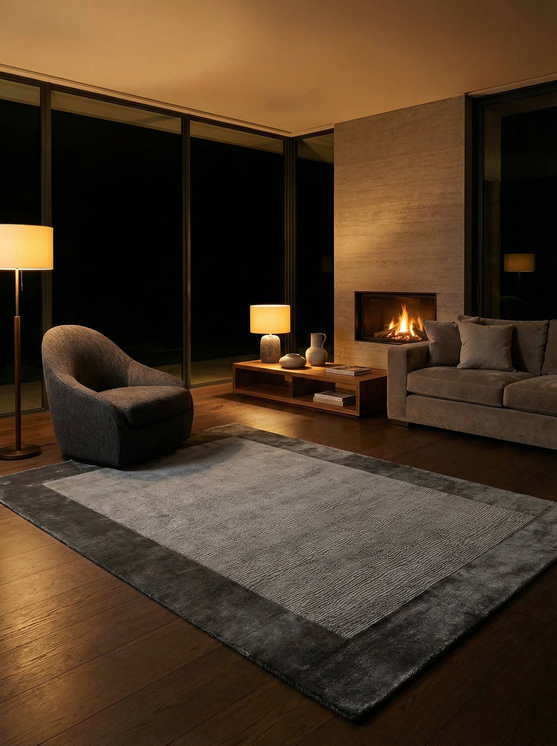 Tapis rectangulaire gris, pièce chaleureuse, lumière douce, ambiance soir