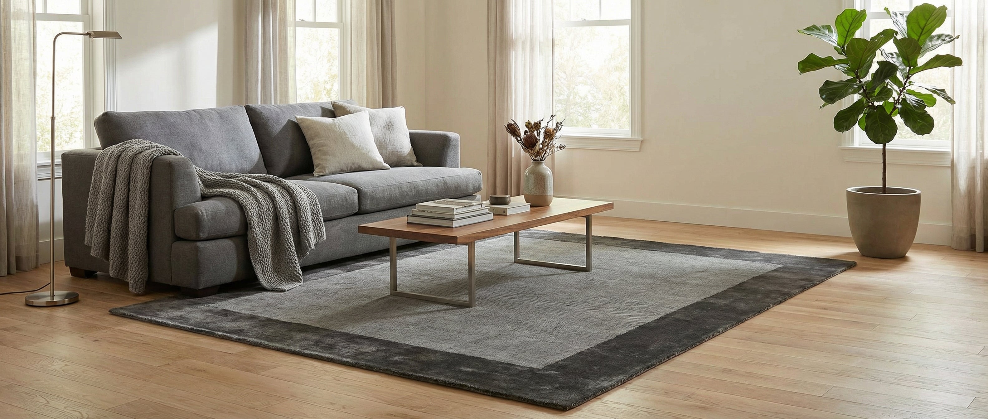 Pièce transformée par le type de tapis rectangulaire gris acier, couleur sombre