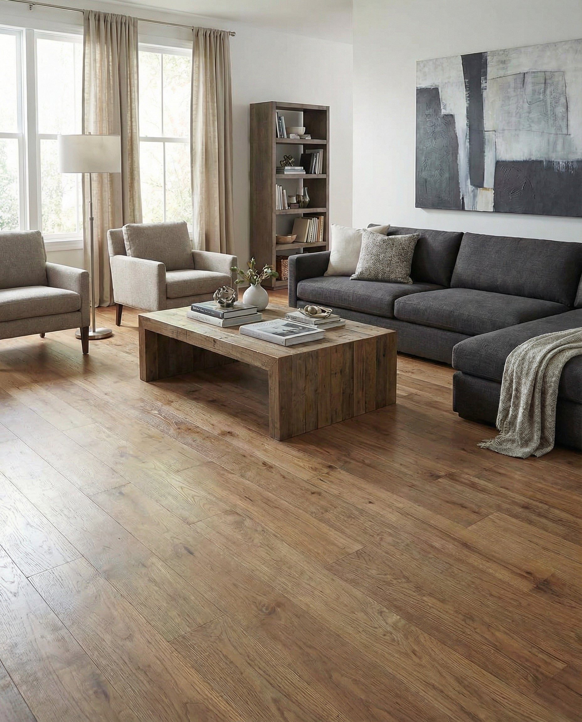 Pièce avec plancher de bois franc. Potentiel pour un tapis rond ou ovale. Couleur de la pièce: gris acier