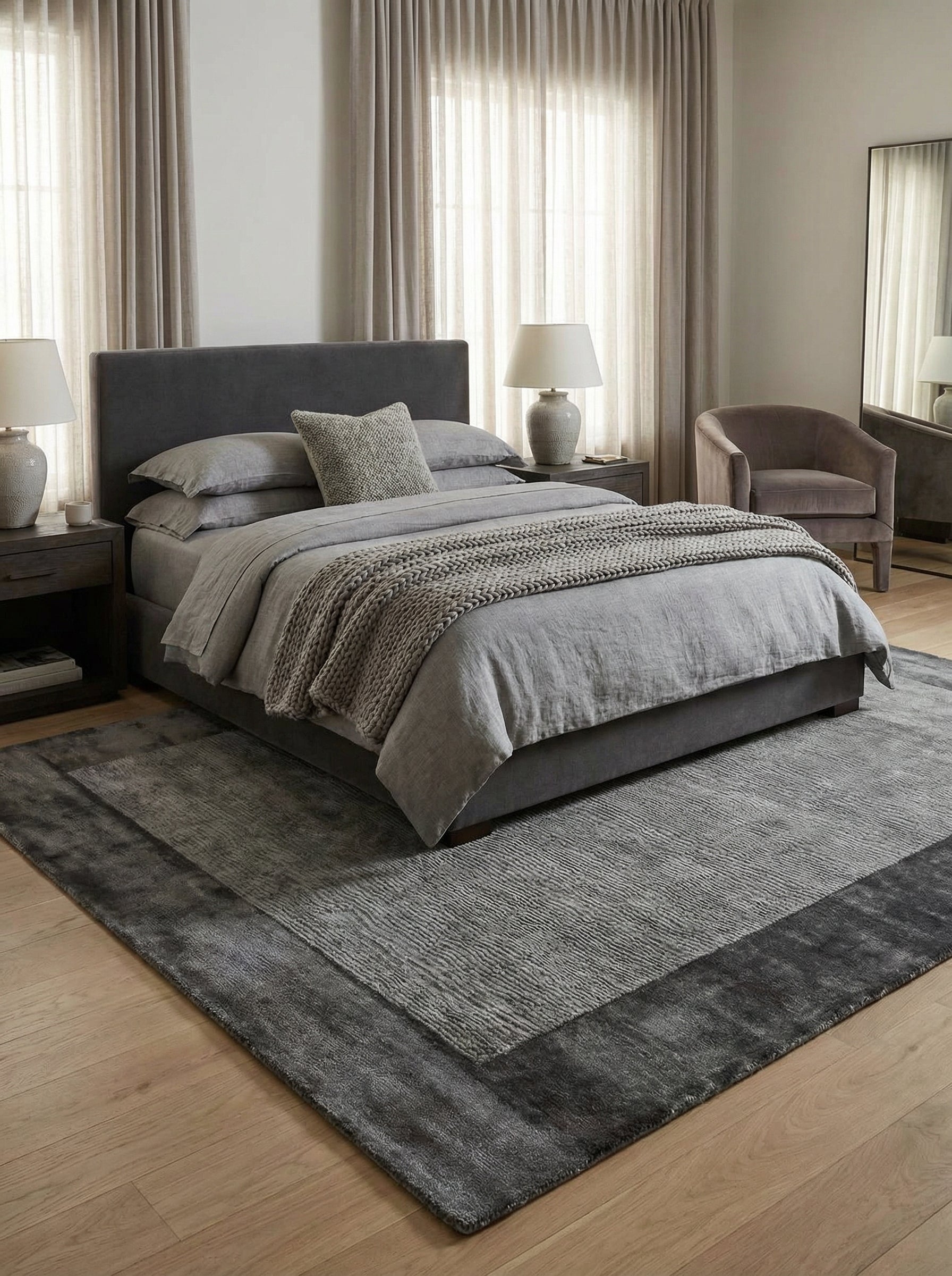 Tapis rectangulaire gris foncé dans la chambre, ambiance apaisante. Type tapis viscose