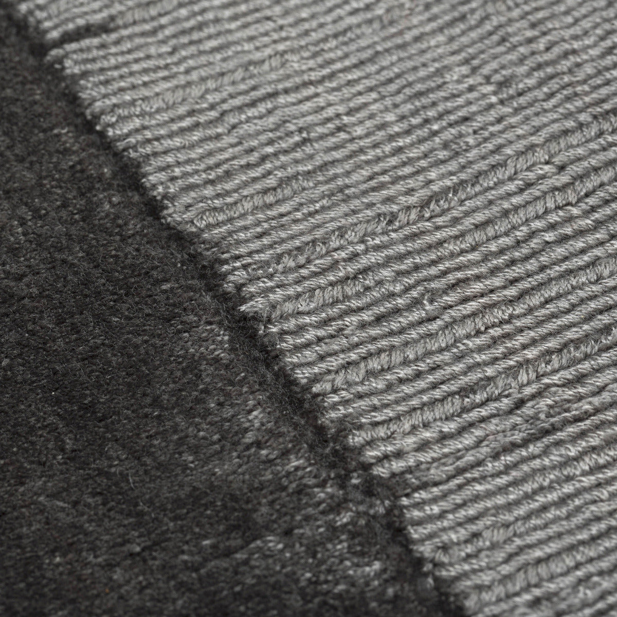 Type tapis, tissage côtelé, relief. Pièce en viscose, couleur gris acier