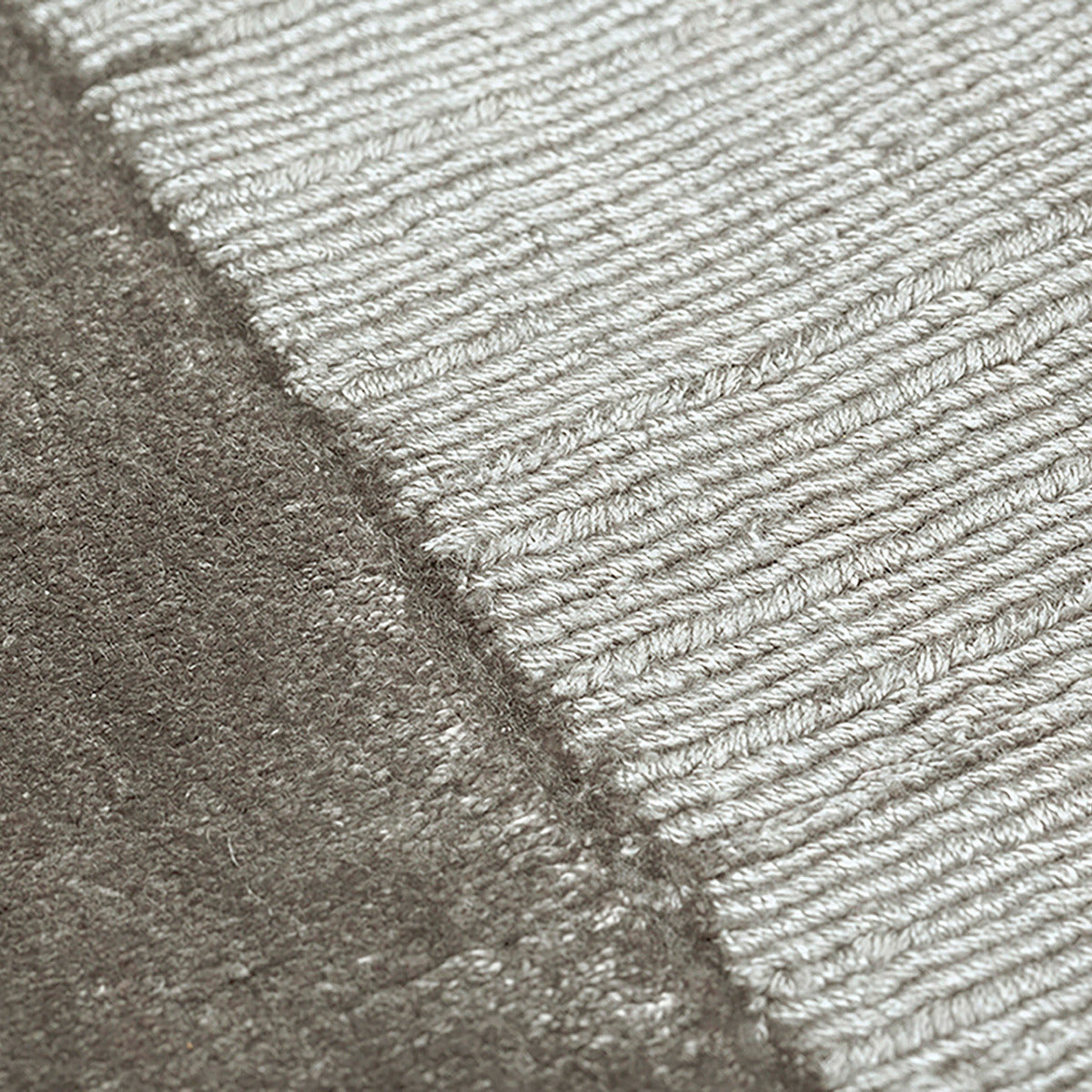 Tapis en viscose, tissage rayé. Relief marqué, pièce de couleur grise