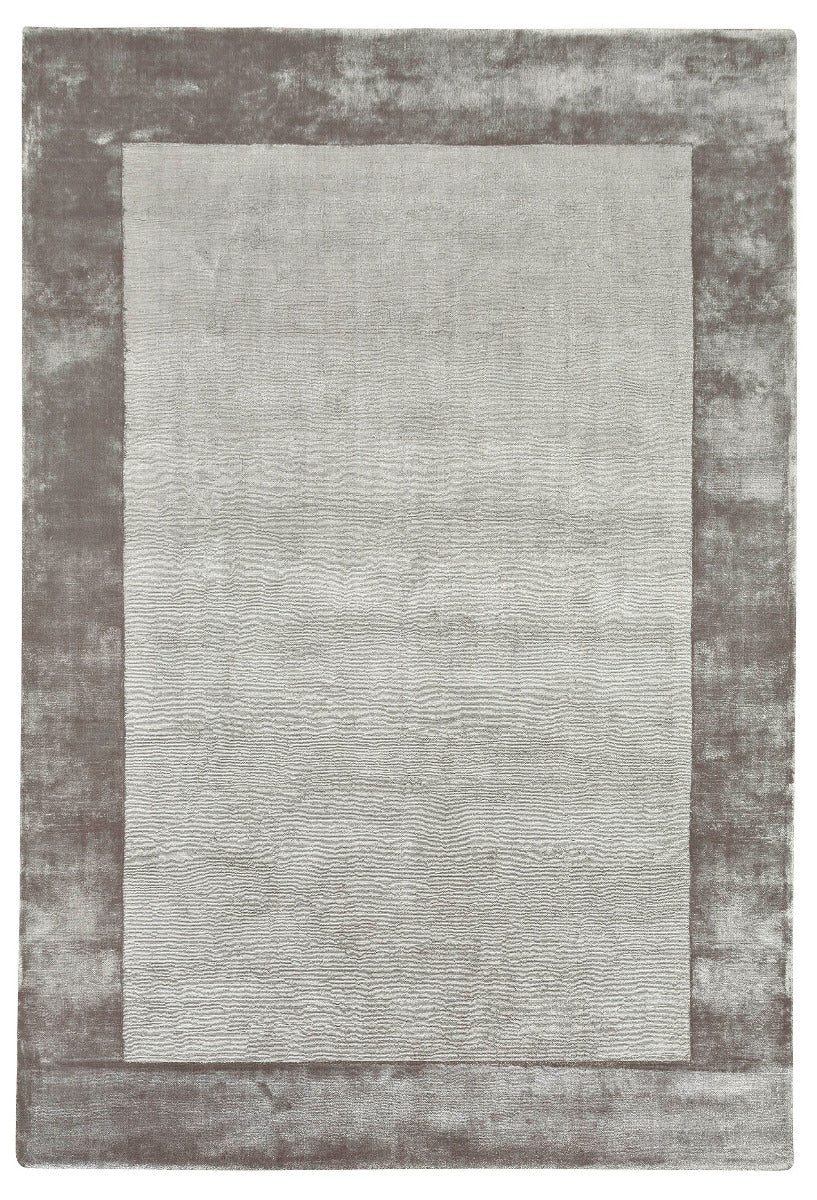Tapis rectangulaire gris avec bordure plus foncée. Style contemporain, pièce intérieure