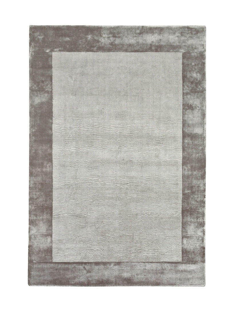 Tapis rectangulaire gris avec bordure plus foncée. Style contemporain, pièce intérieure