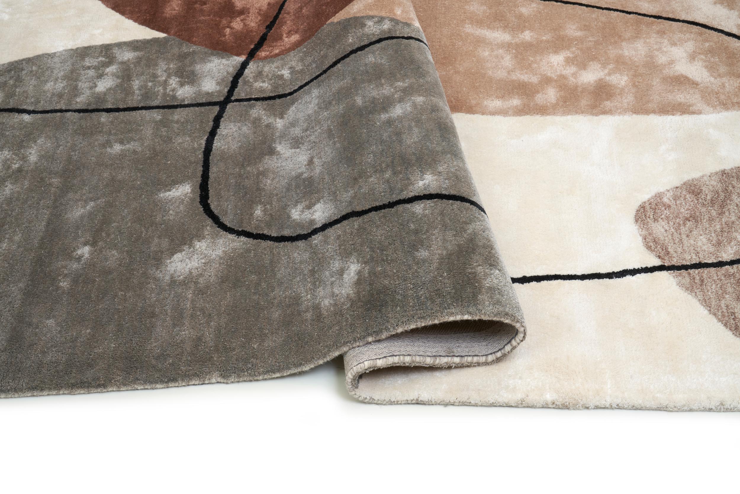 Tapis moelleux, densité moyenne, confort élevé. Type tapis rond, couleur beige, pièce