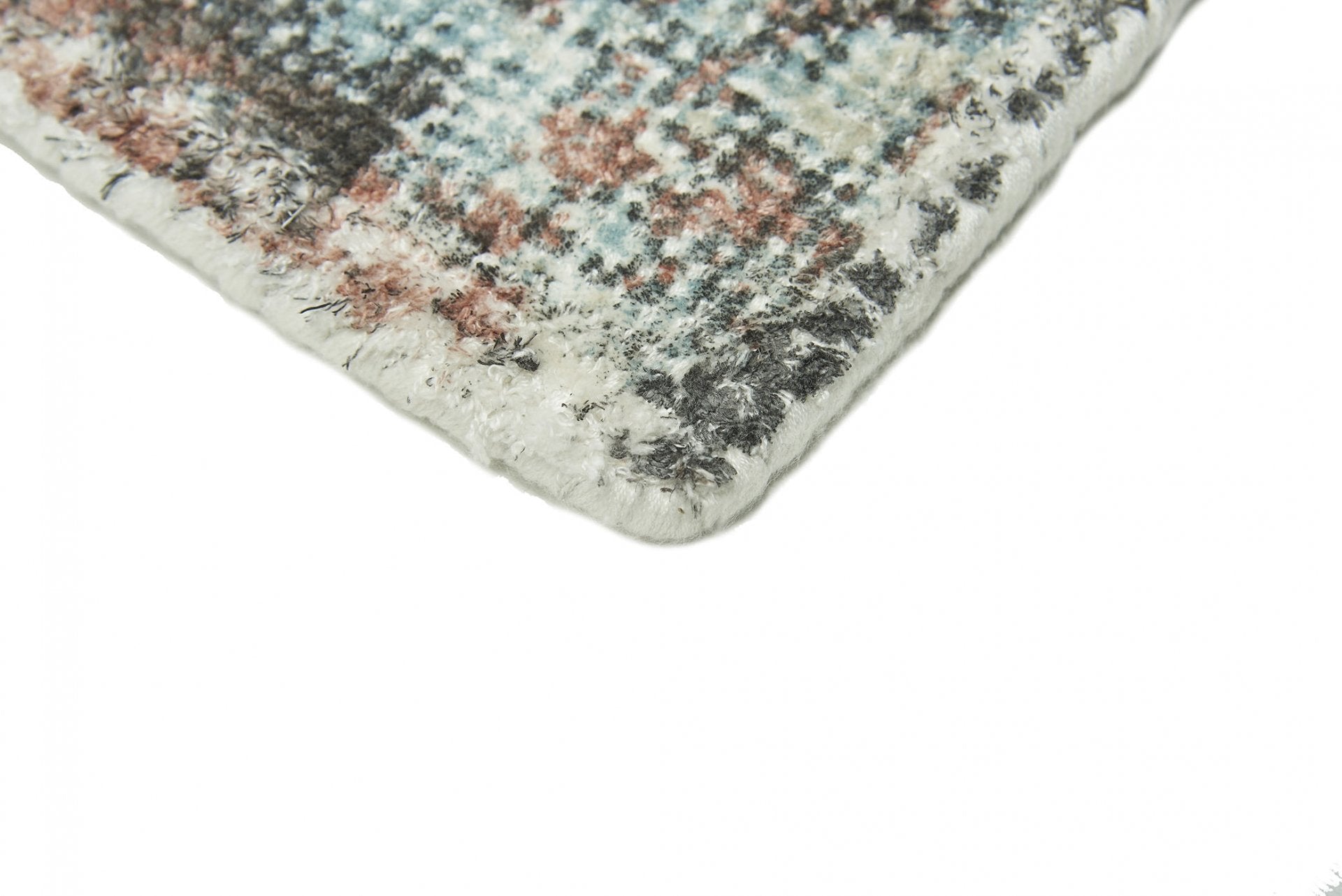 Bordure de tapis avec finition cousue. Qualité touffetée. Couleurs: blanc, noir, bleu et rose. Type de tapis rectangulaire