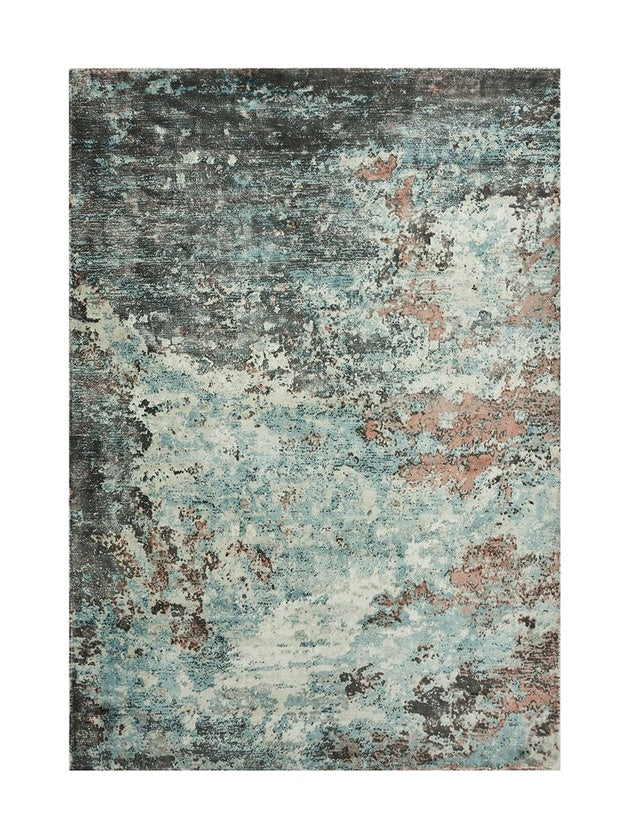 Tapis de type abstrait, couleurs bleu, noir, rose et blanc, pièce rectangulaire
