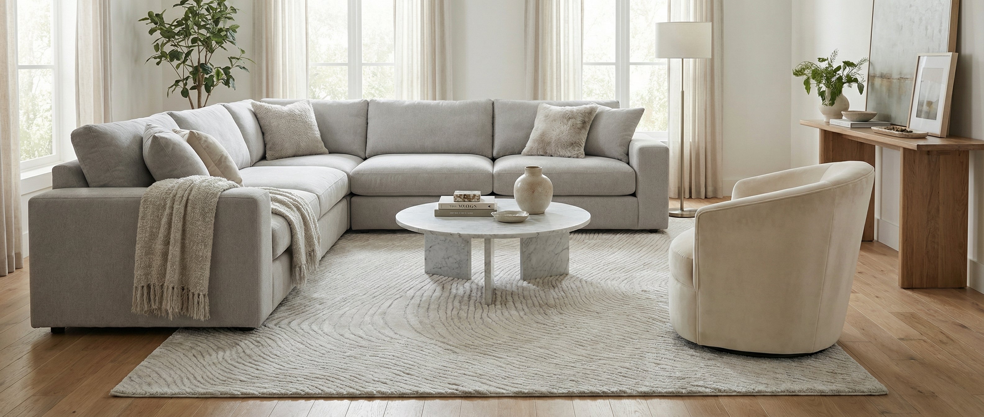 Pièce transformée après tapis. Tapis beige, rond, en viscose, complète la pièce avec succès