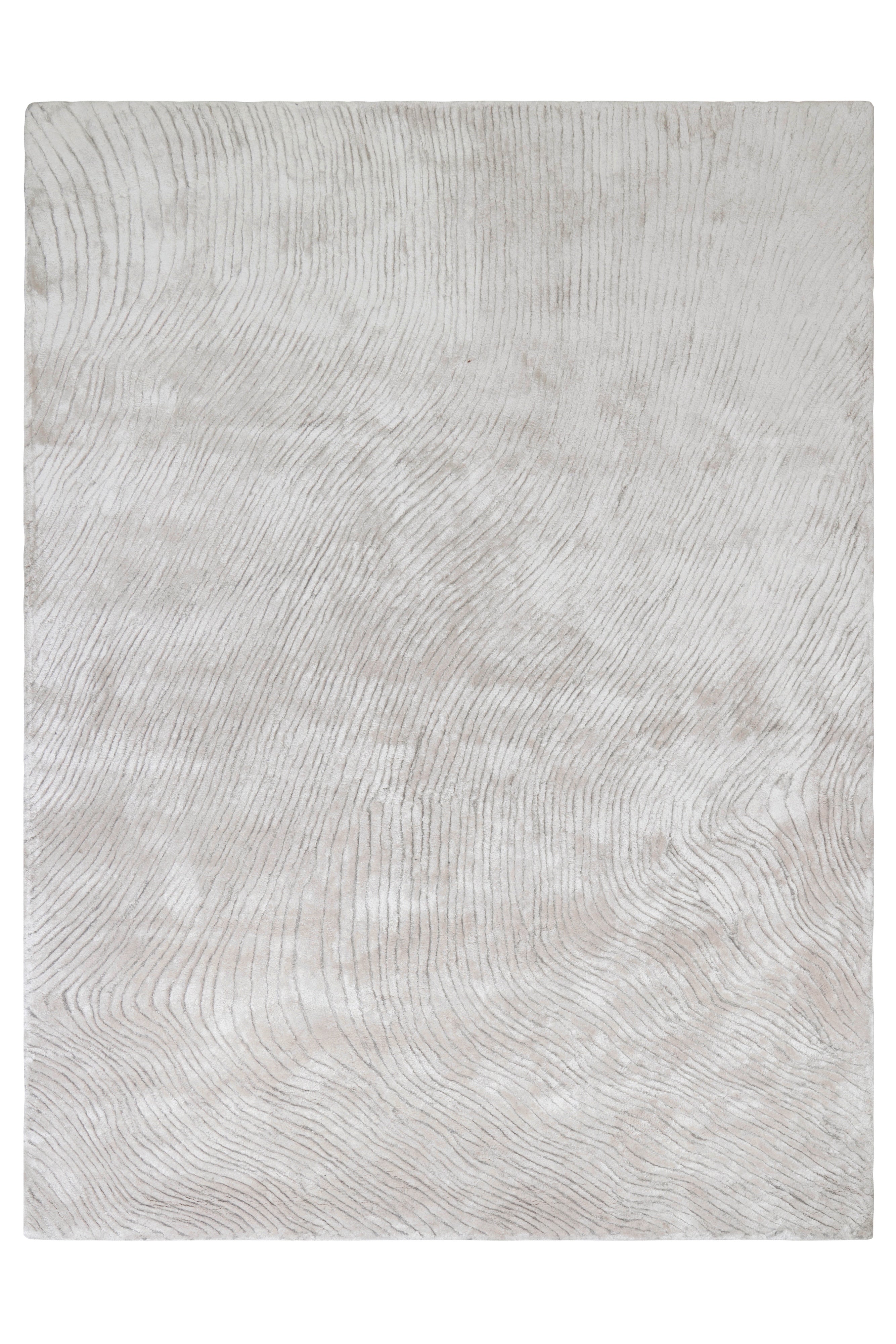 Tapis de type contemporain, motif ondulé. Forme carrée. Couleur beige clair, idéal pour une pièce
