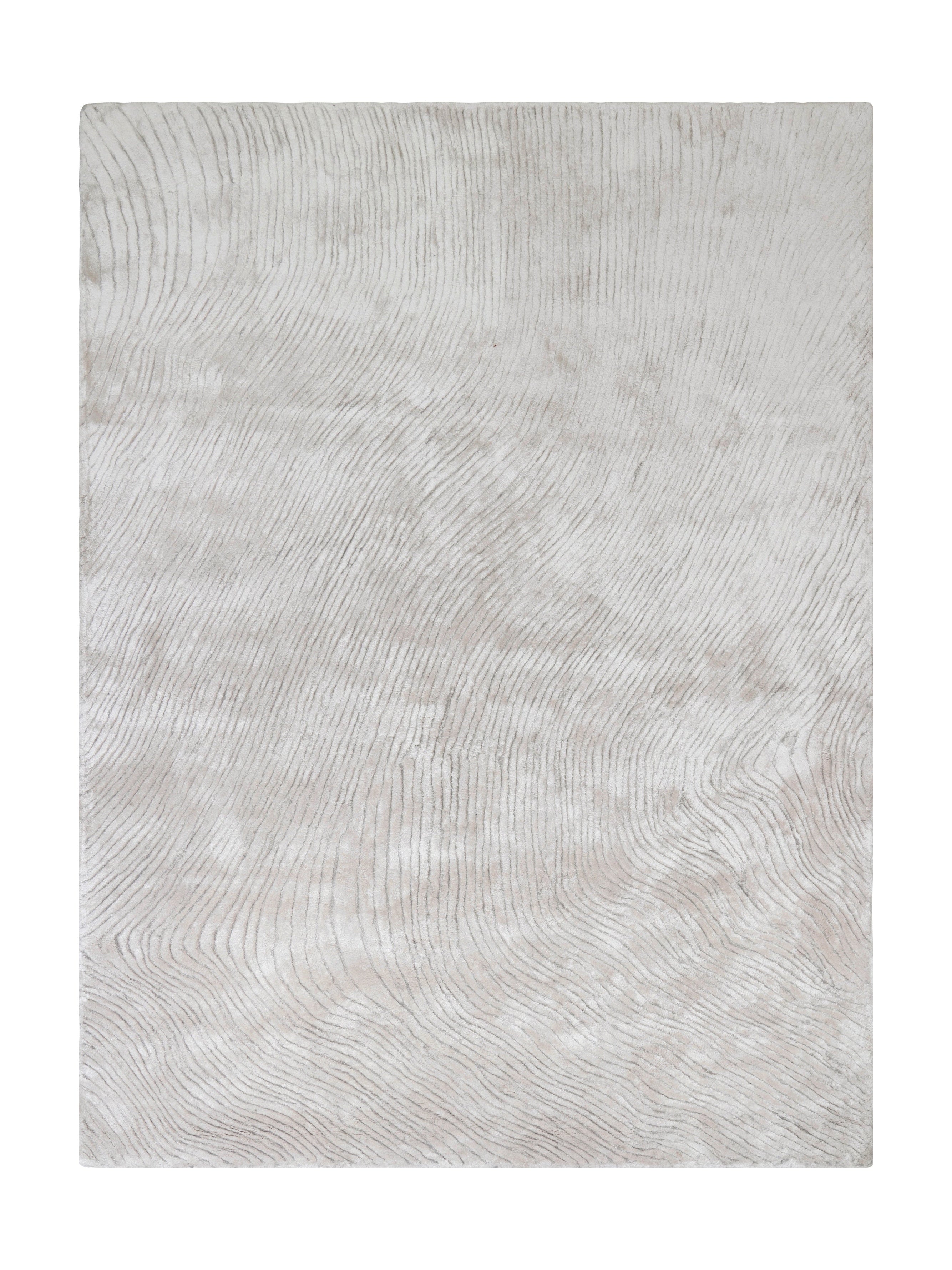 Tapis de type contemporain, motif ondulé. Forme carrée. Couleur beige clair, idéal pour une pièce