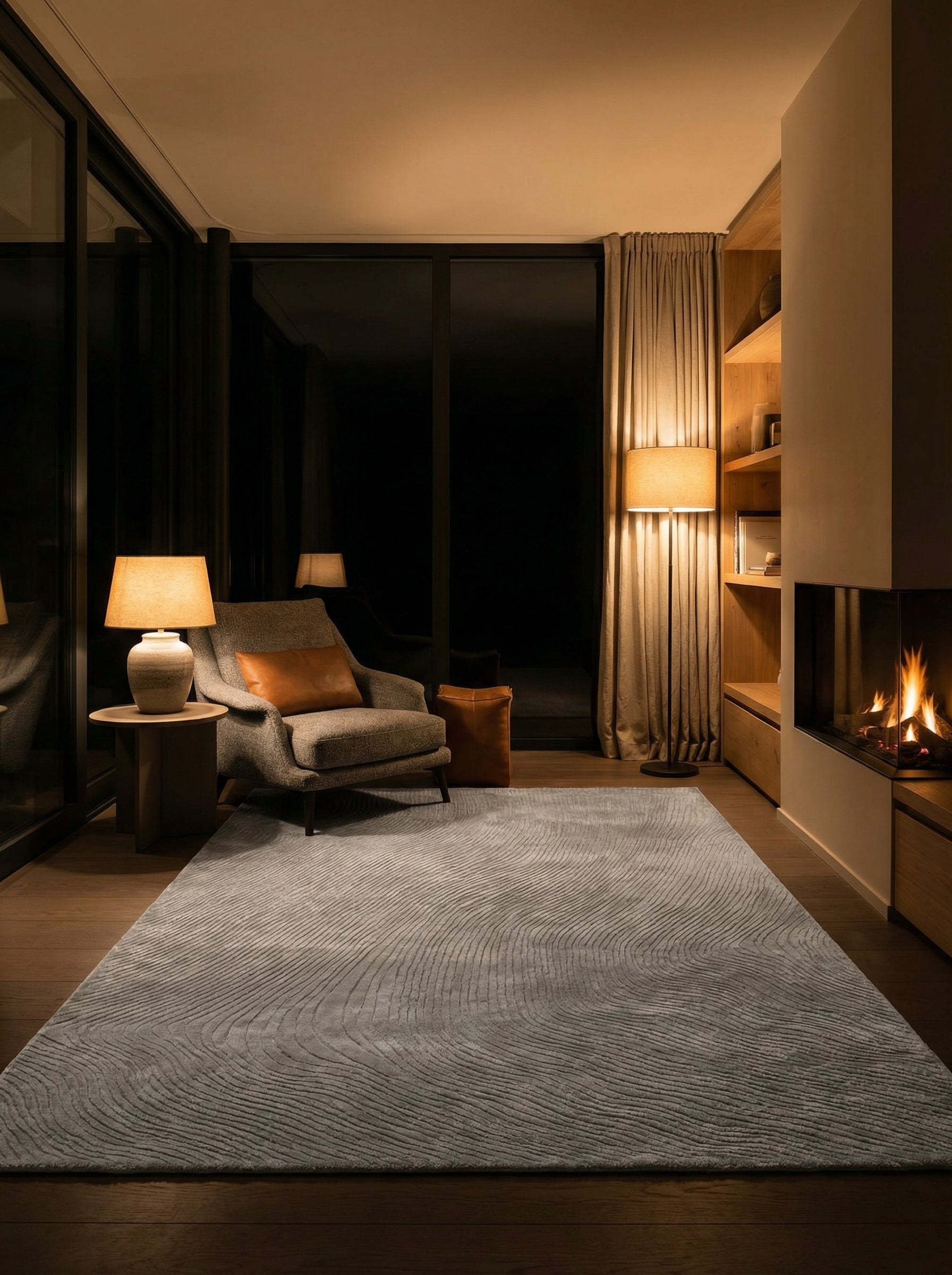 Tapis gris argenté dans une pièce chaleureuse. Lumière douce, ambiance soir. Tapis rectangulaire en viscose