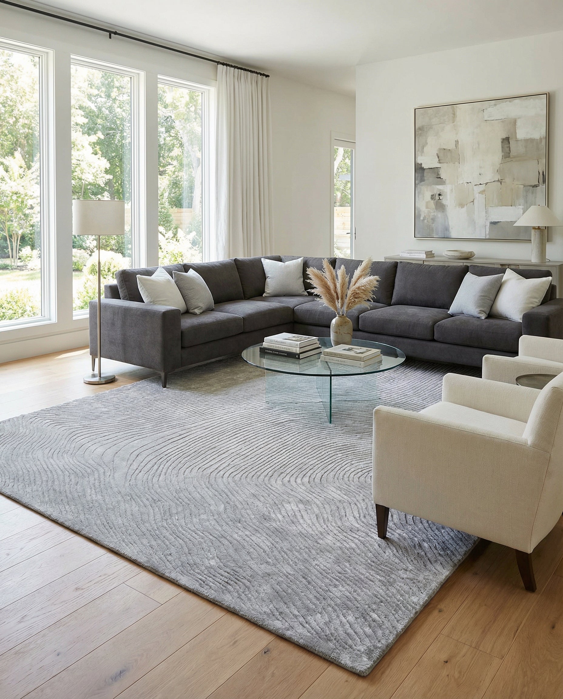 Tapis de type vague, gris argenté, harmonie créée dans la pièce