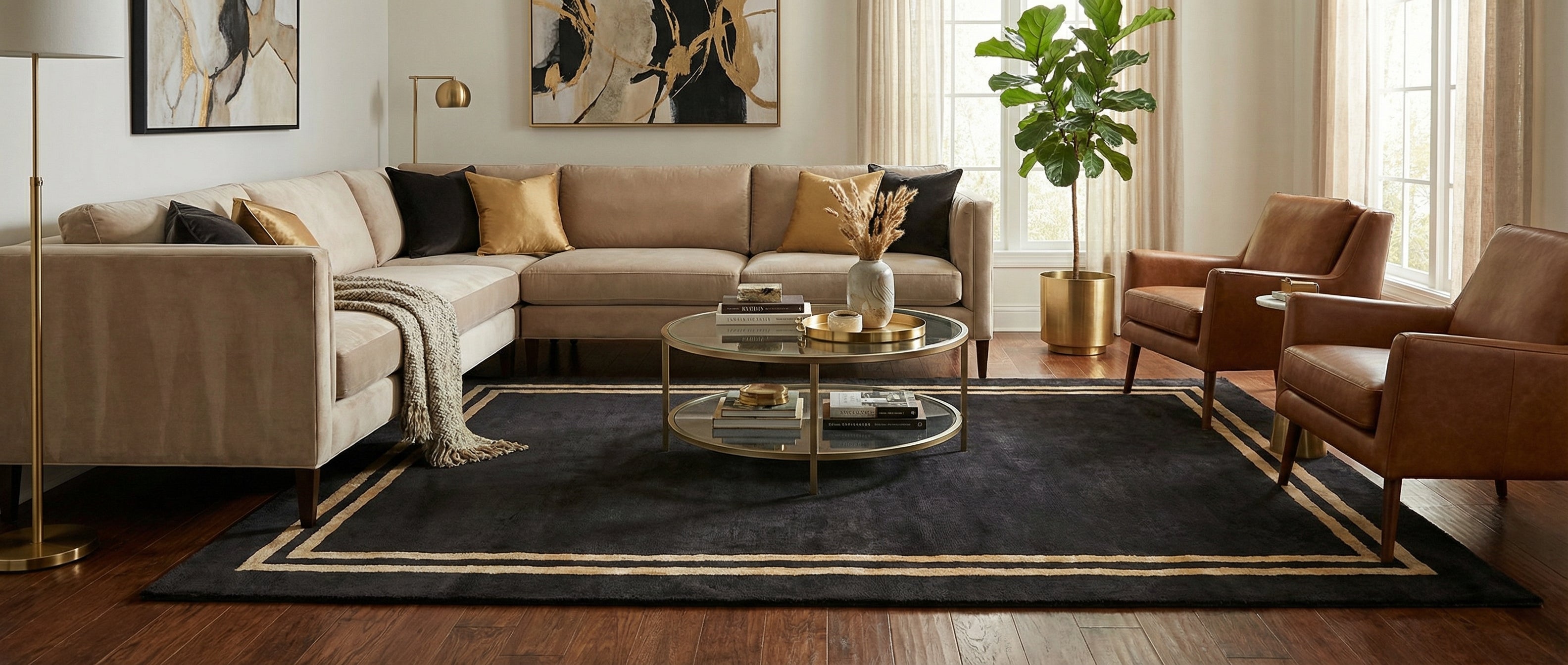 Le tapis noir rectangulaire à bordure dorée transforme la pièce. Il crée une harmonie avec l'ambiance chaleureuse