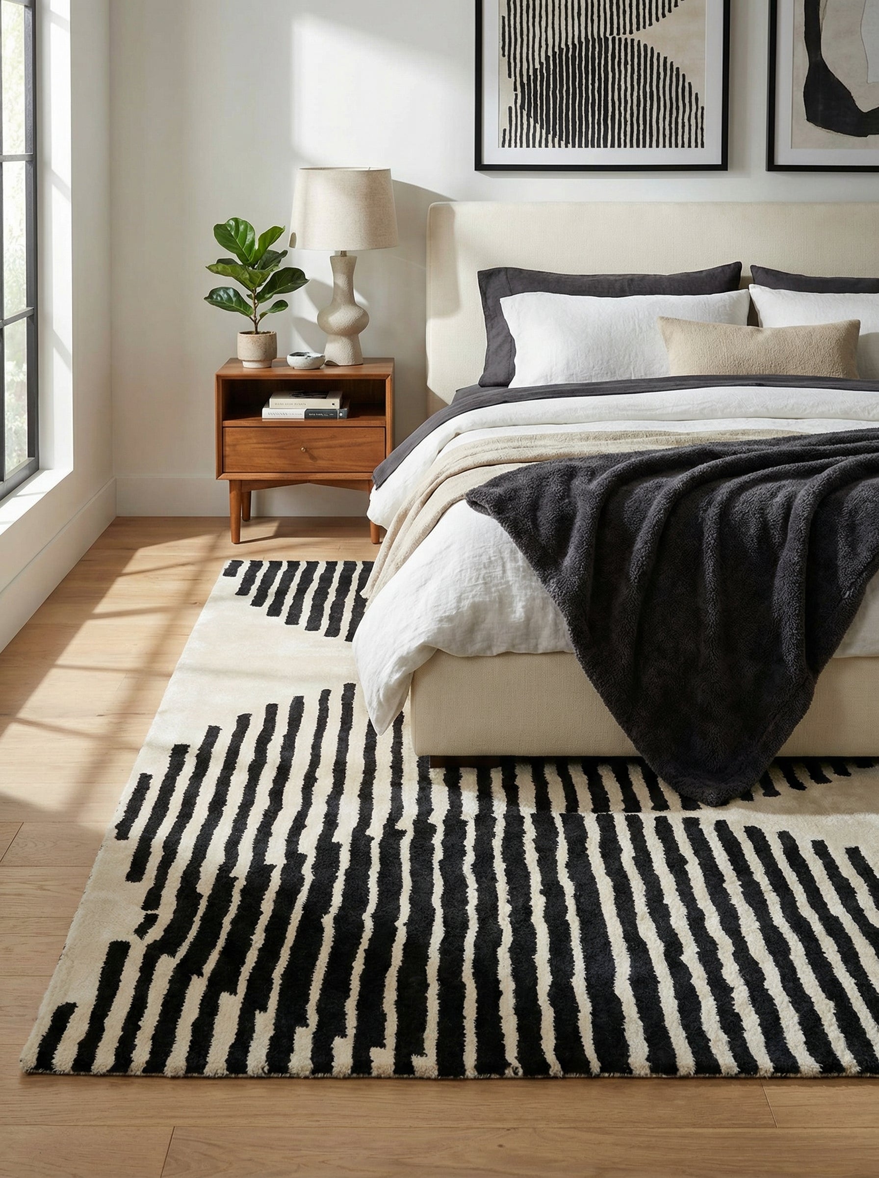 Tapis rectangulaire noir et ivoire dans une chambre. Harmonie et style moderne. Ambiance épurée