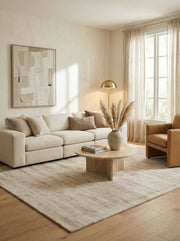 Tapis rectangulaire beige dans un salon contemporain. Design épuré, ambiance chaleureuse et moderne